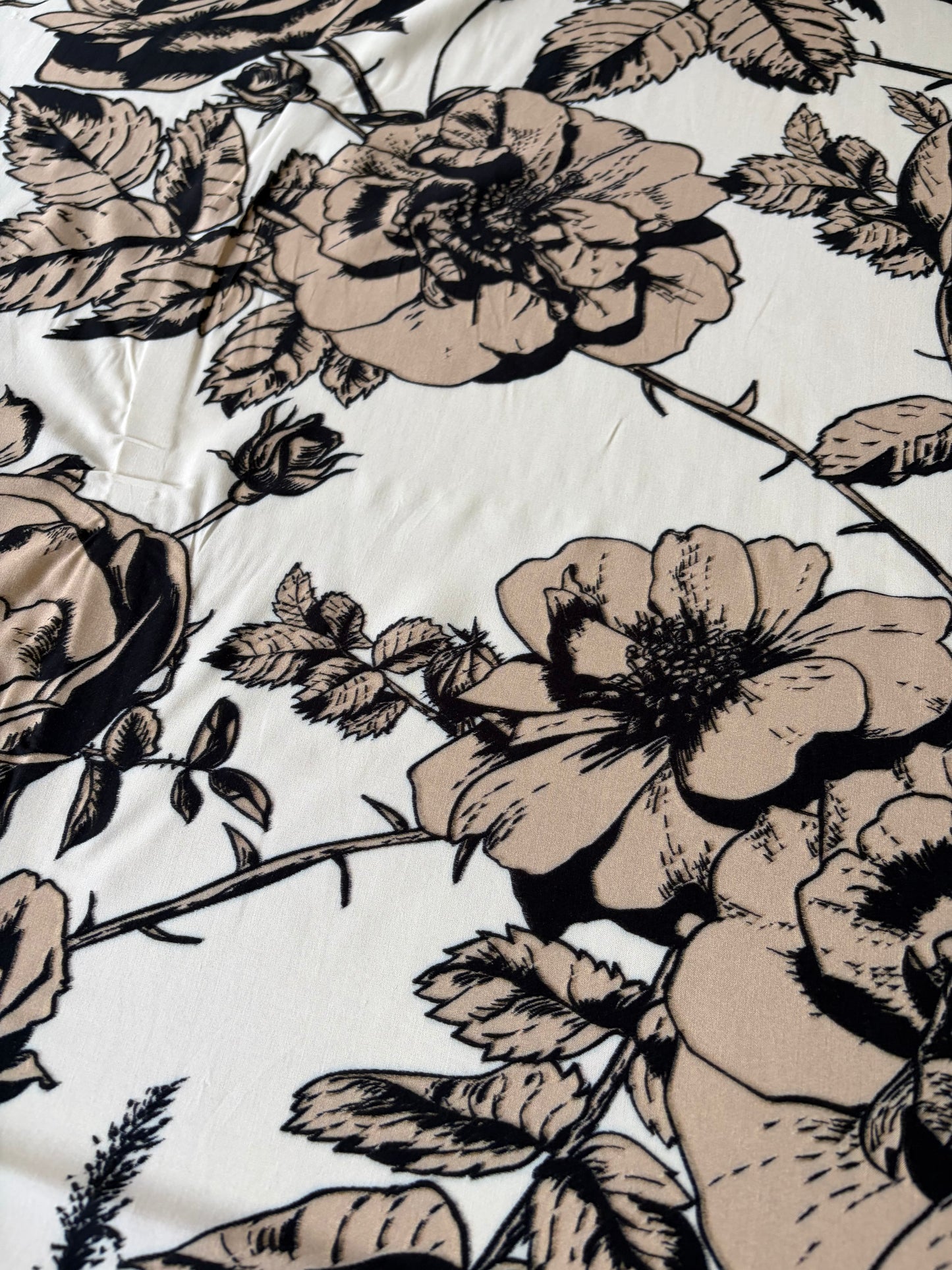 AL 002 viscose  "sand/black flowers"