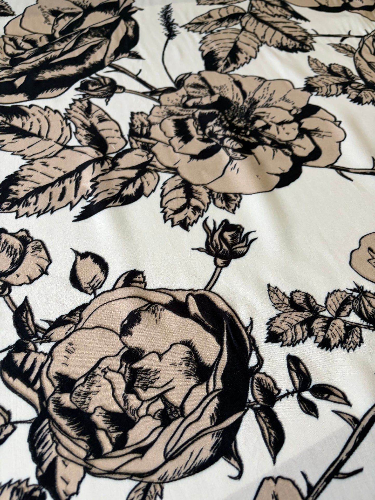 AL 002 viscose  "sand/black flowers"