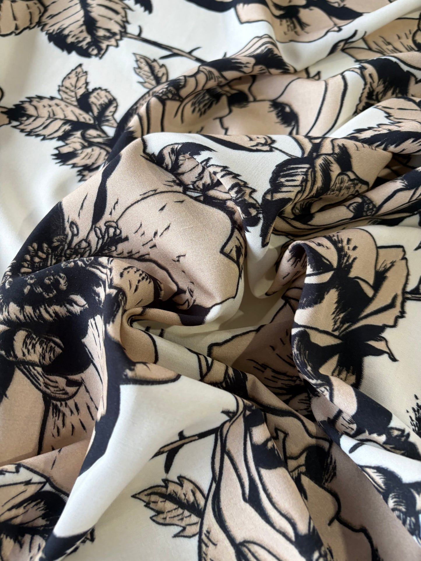 AL 002 viscose  "sand/black flowers"