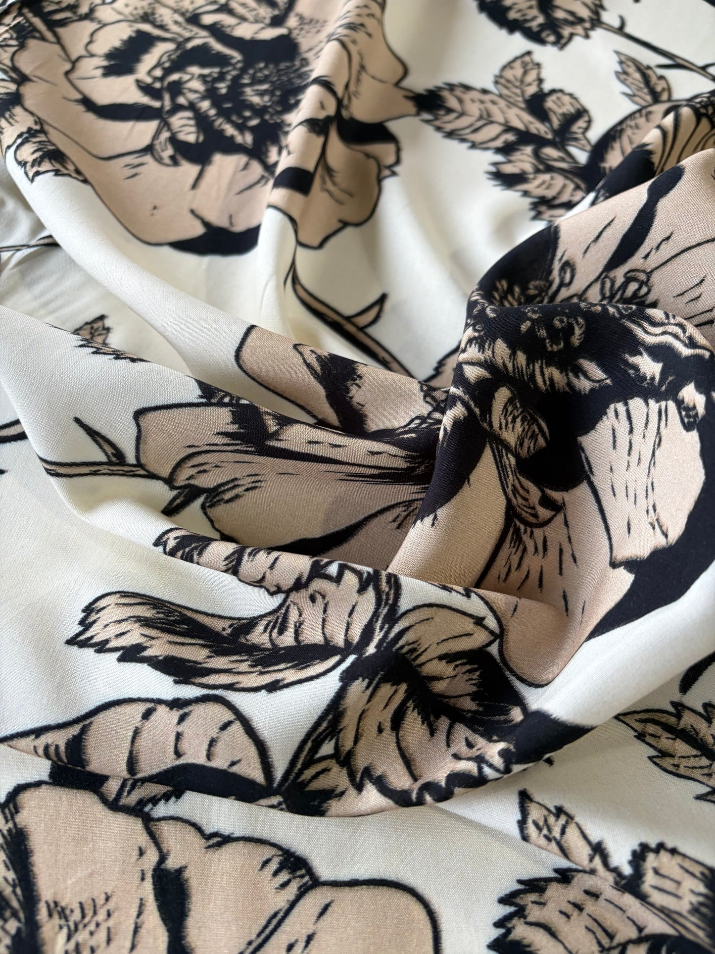 AL 002 viscose  "sand/black flowers"