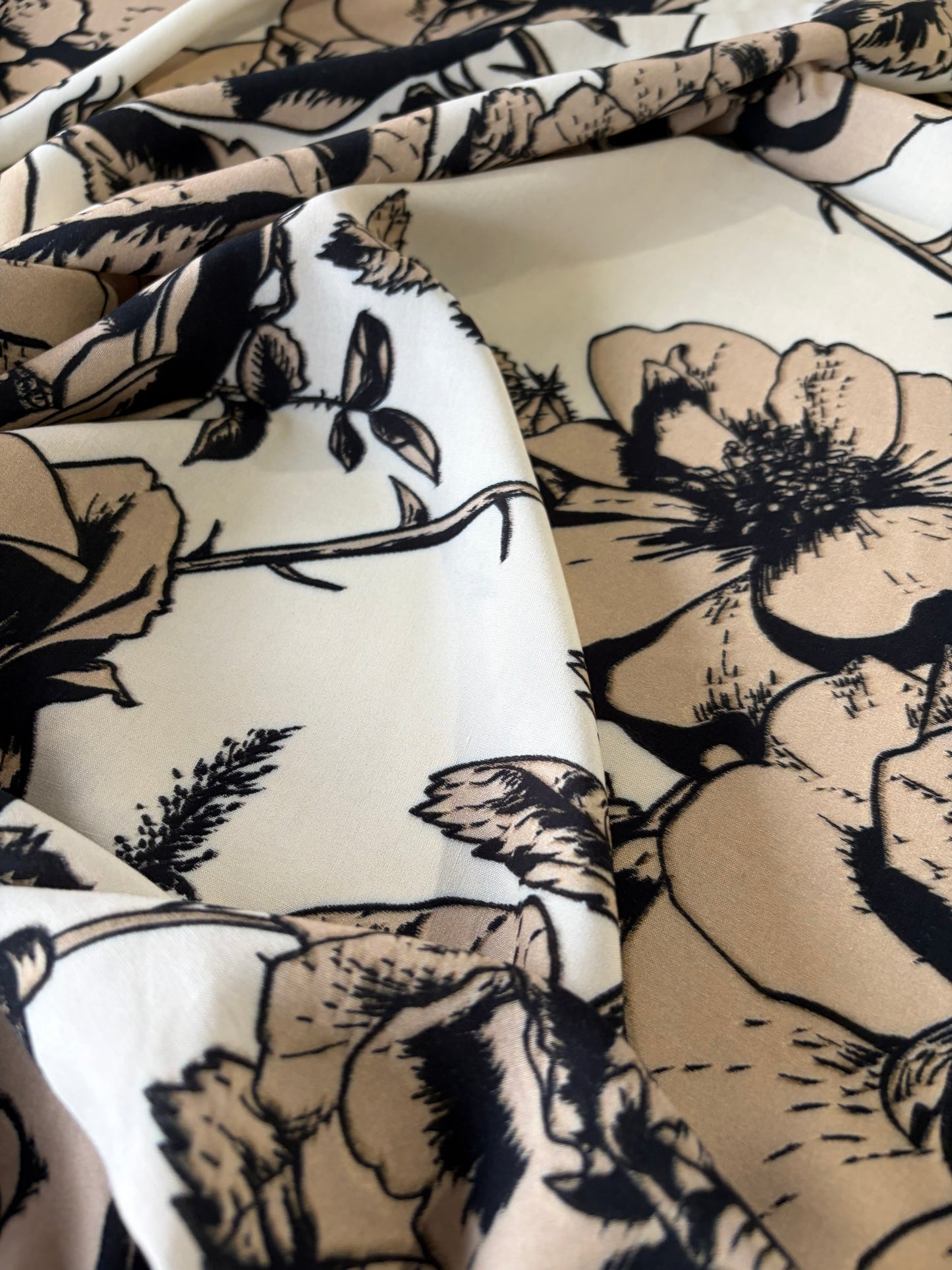 AL 002 viscose  "sand/black flowers"