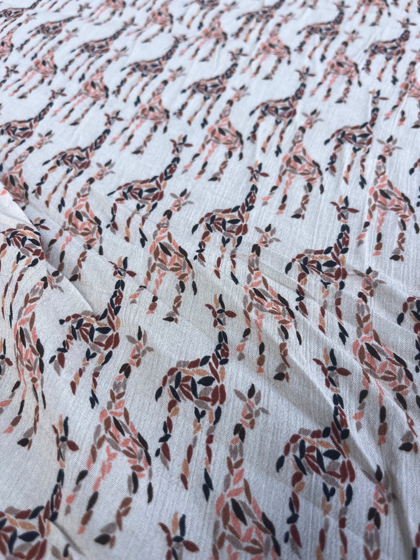 RW 089 viscose crepon "hidden giraffe"