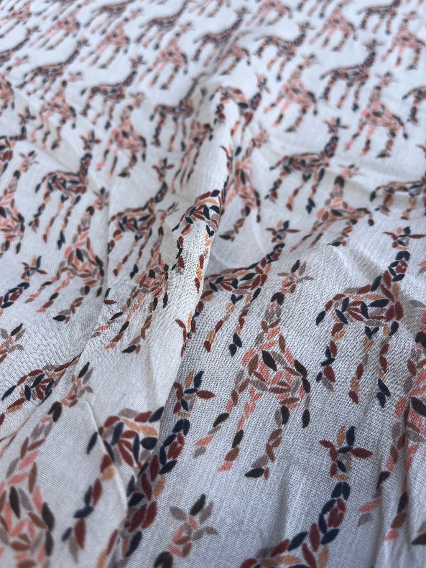RW 089 viscose crepon "hidden giraffe"