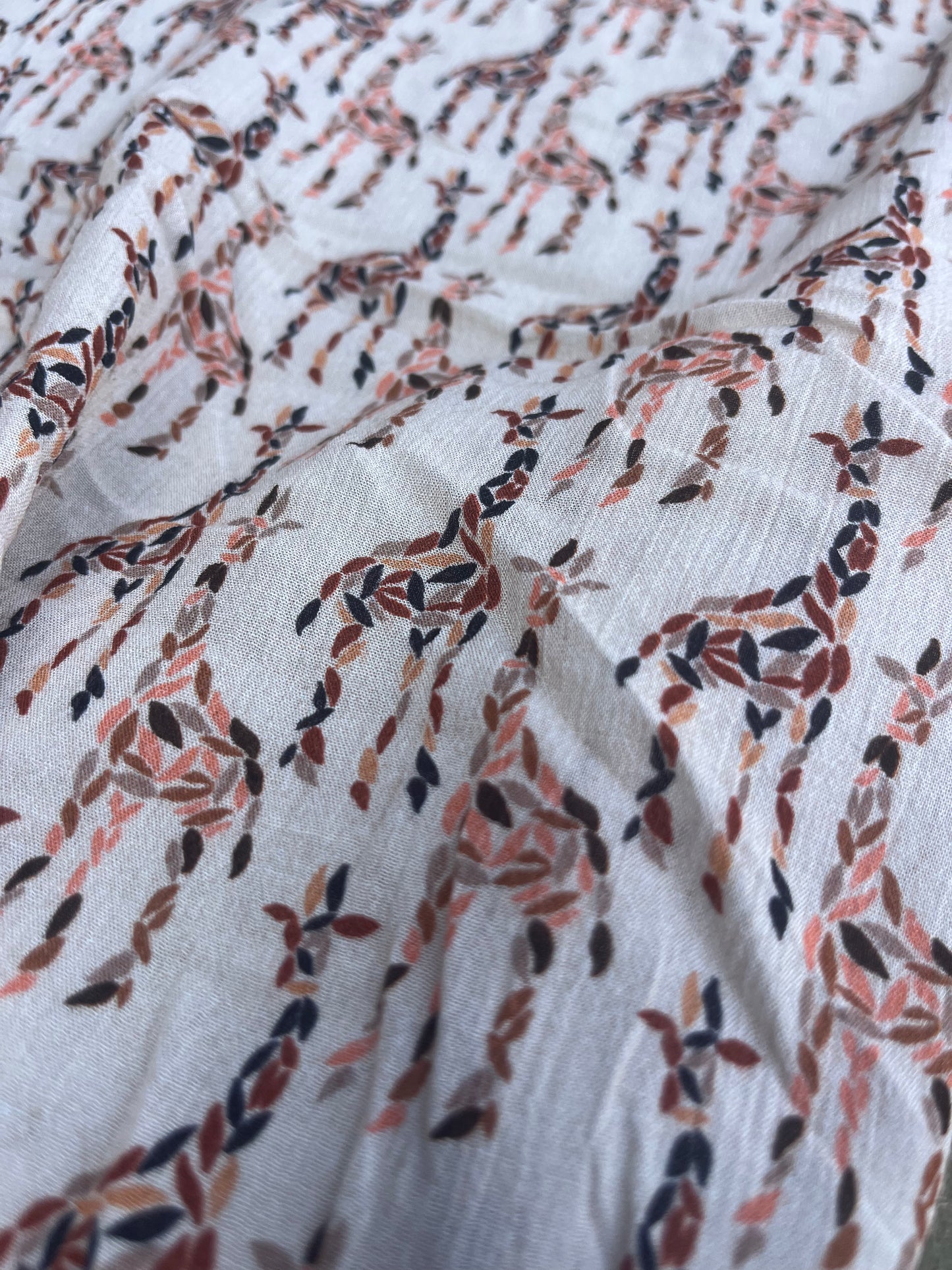 RW 089 viscose crepon "hidden giraffe"