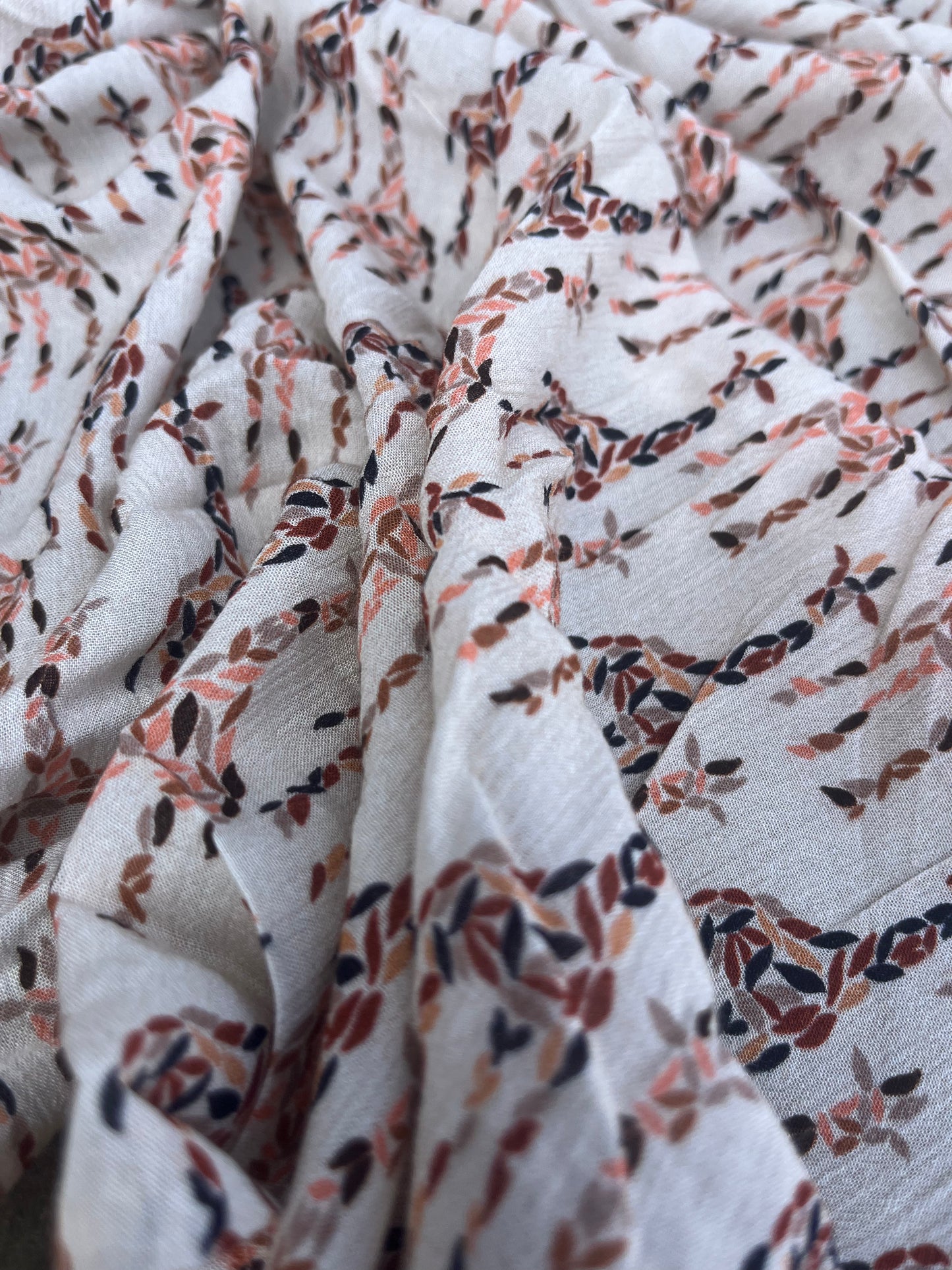 RW 089 viscose crepon "hidden giraffe"