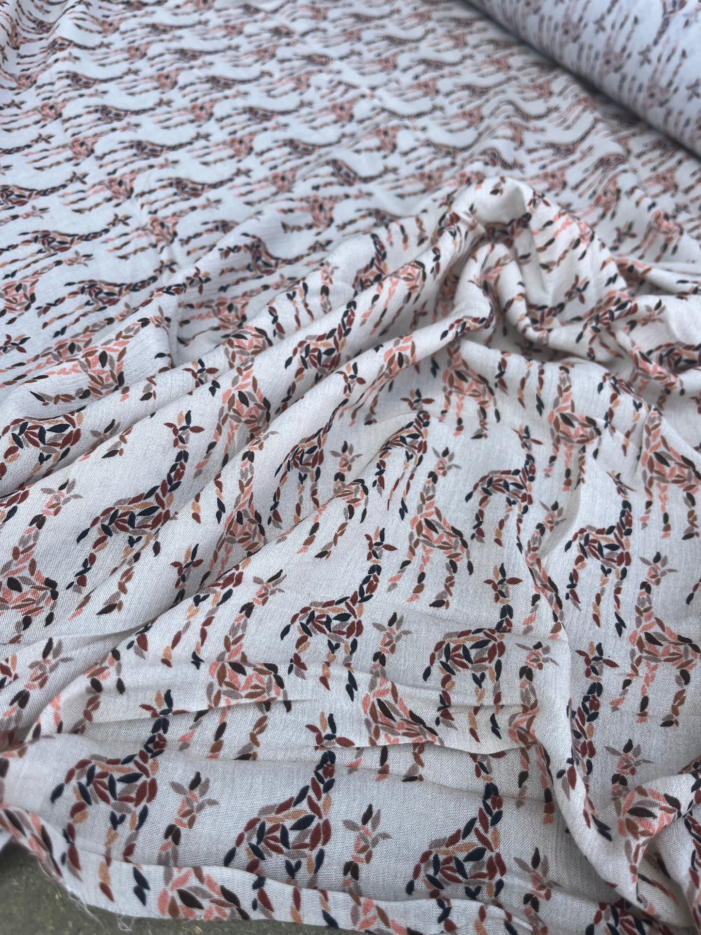RW 089 viscose crepon "hidden giraffe"