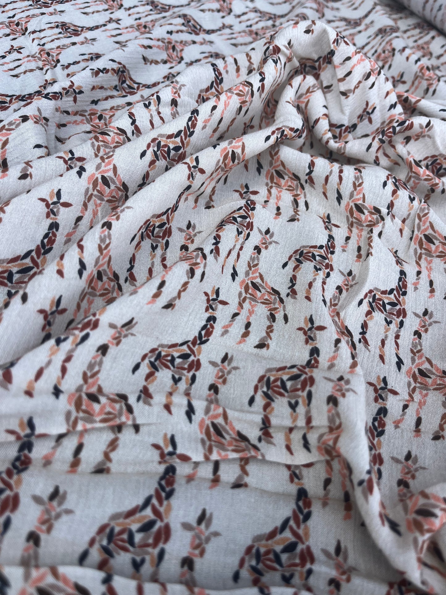 RW 089 viscose crepon "hidden giraffe"