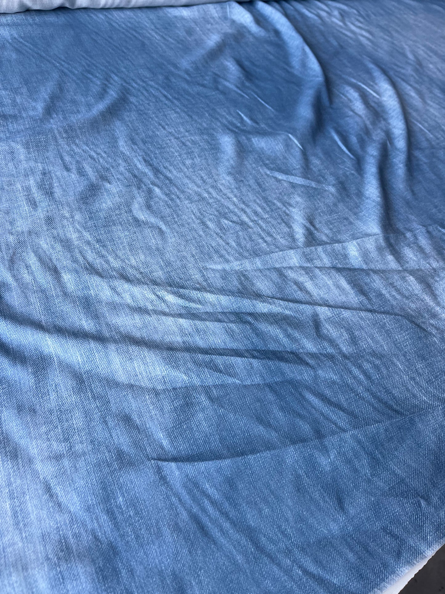 LOUNGE 010 viscose crêpe with tie-dye jeans effect