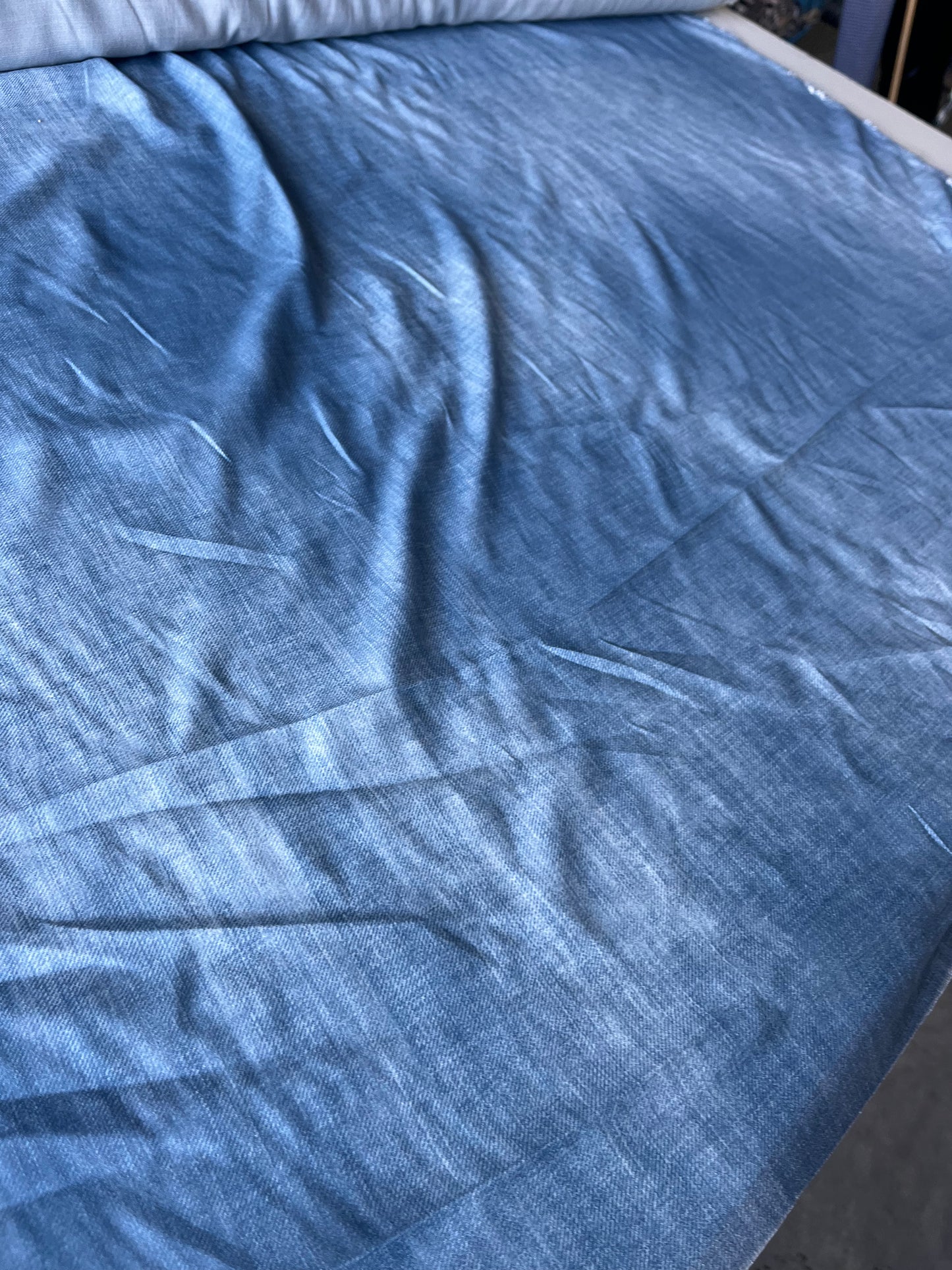 LOUNGE 010 viscose crêpe with tie-dye jeans effect