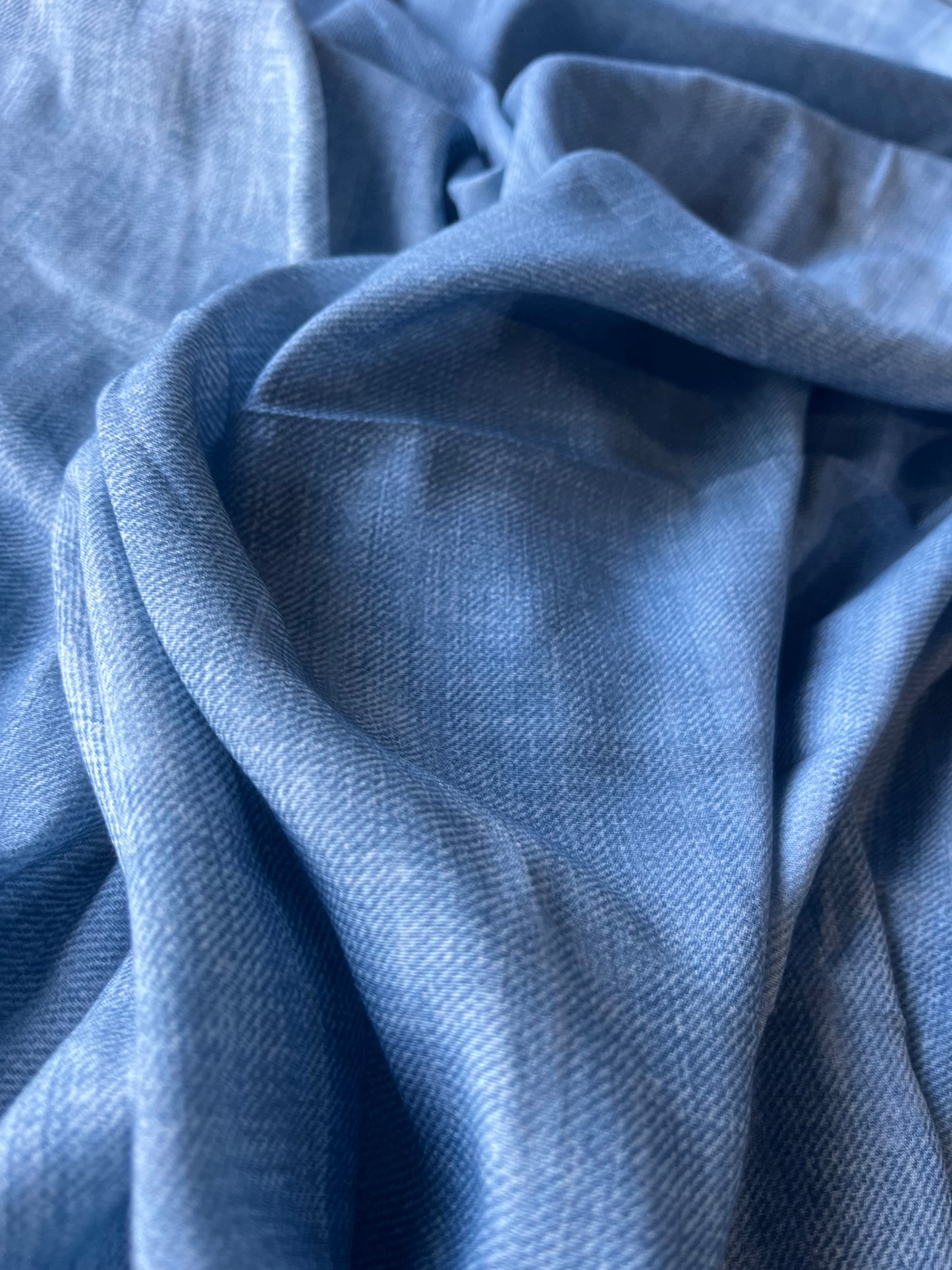 LOUNGE 010 viscose crêpe with tie-dye jeans effect