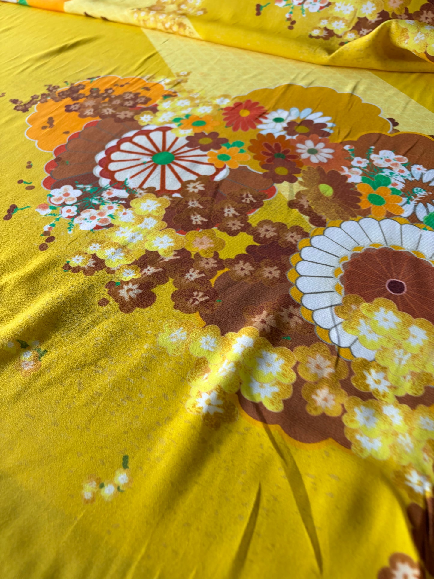 AL 030 viscose crêpe bold yellow flowerprint