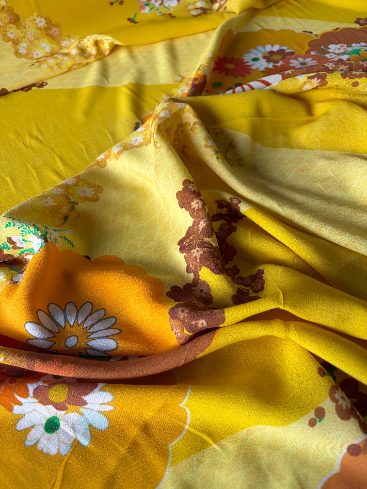AL 030 viscose crêpe bold yellow flowerprint