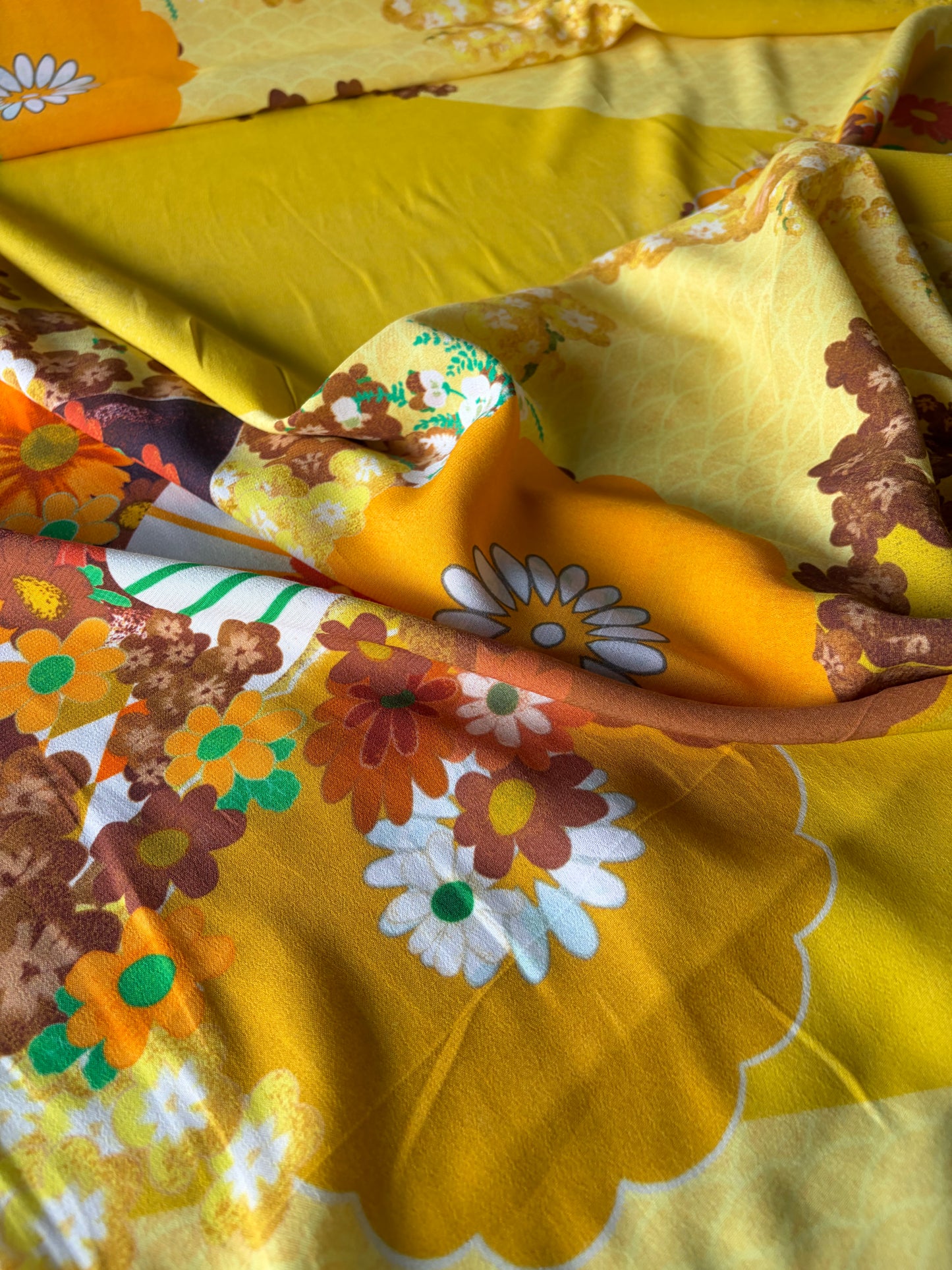 AL 030 viscose crêpe bold yellow flowerprint
