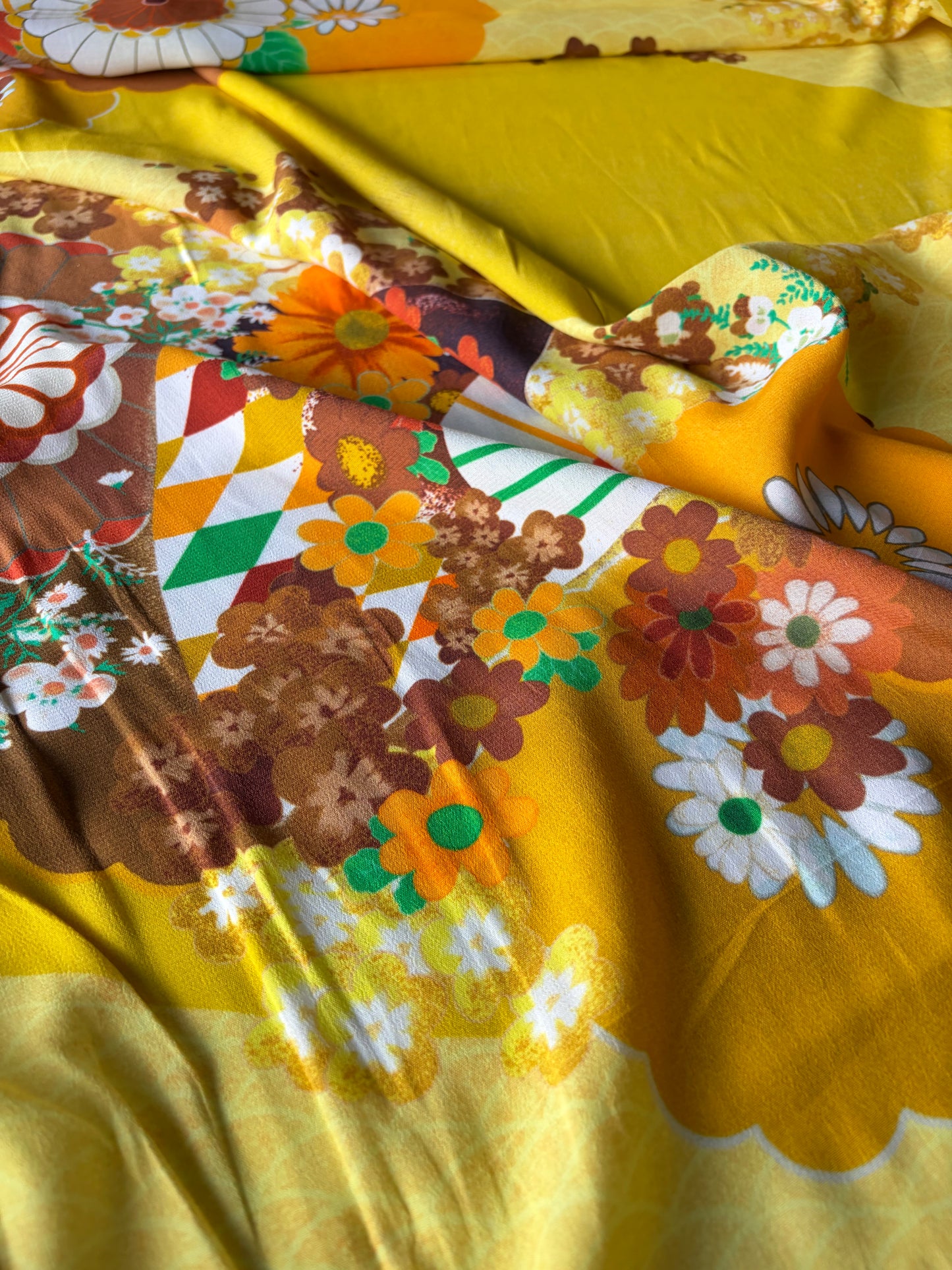 AL 030 viscose crêpe bold yellow flowerprint