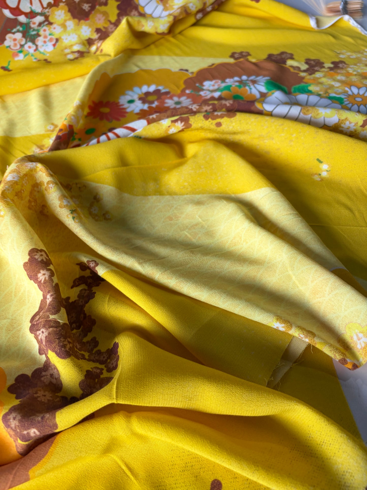 AL 030 viscose crêpe bold yellow flowerprint