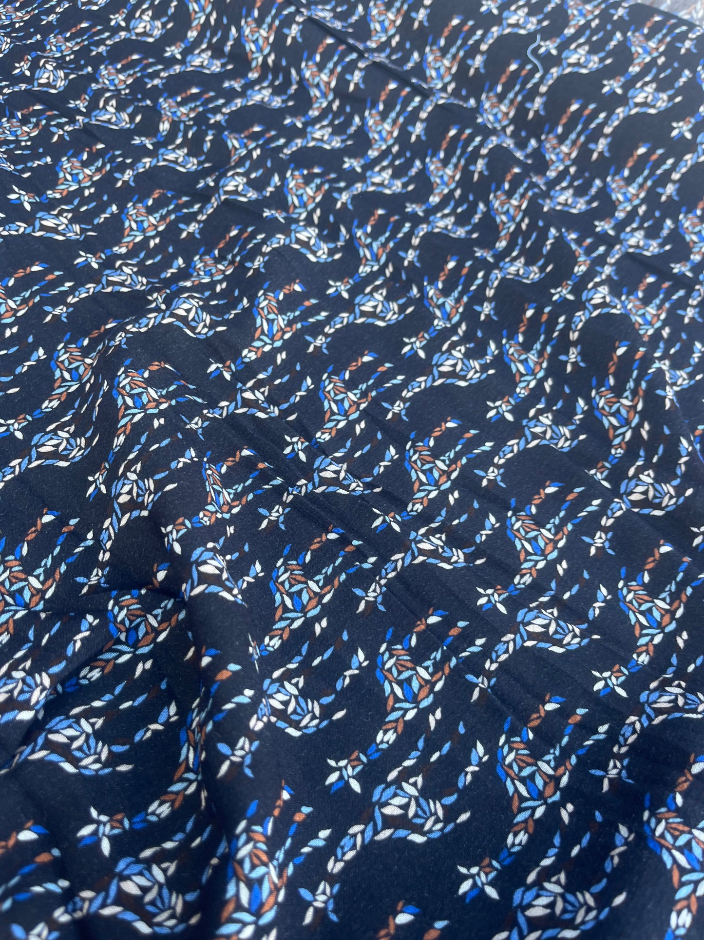 WINDSOR 025 viscose crepon "hidden giraffe" navy