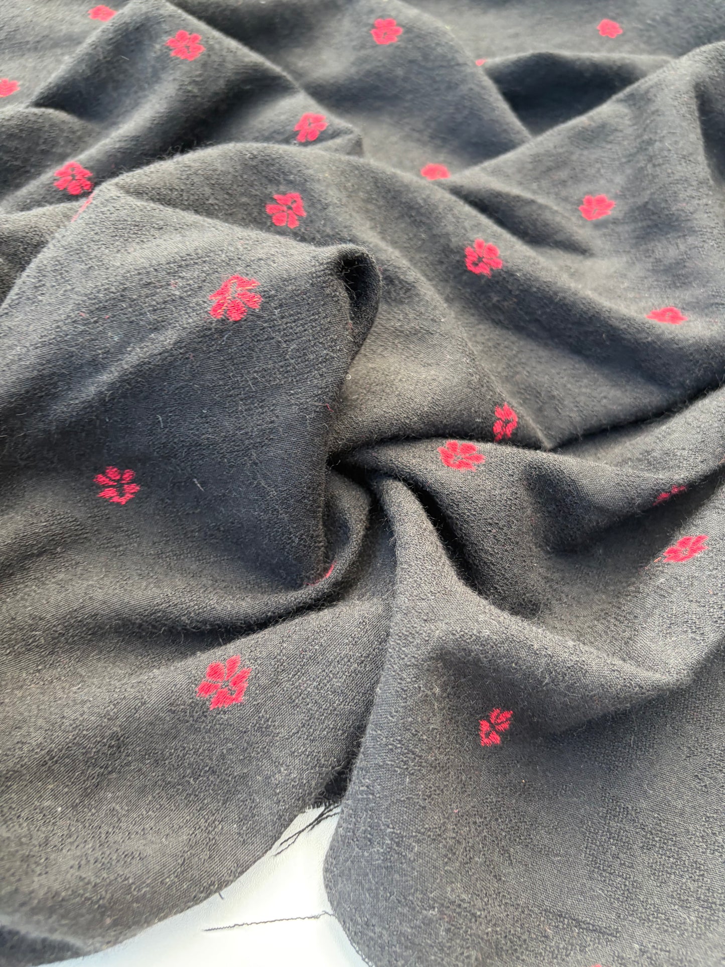 WOOL EDIT 037 black/red wool jacquard
