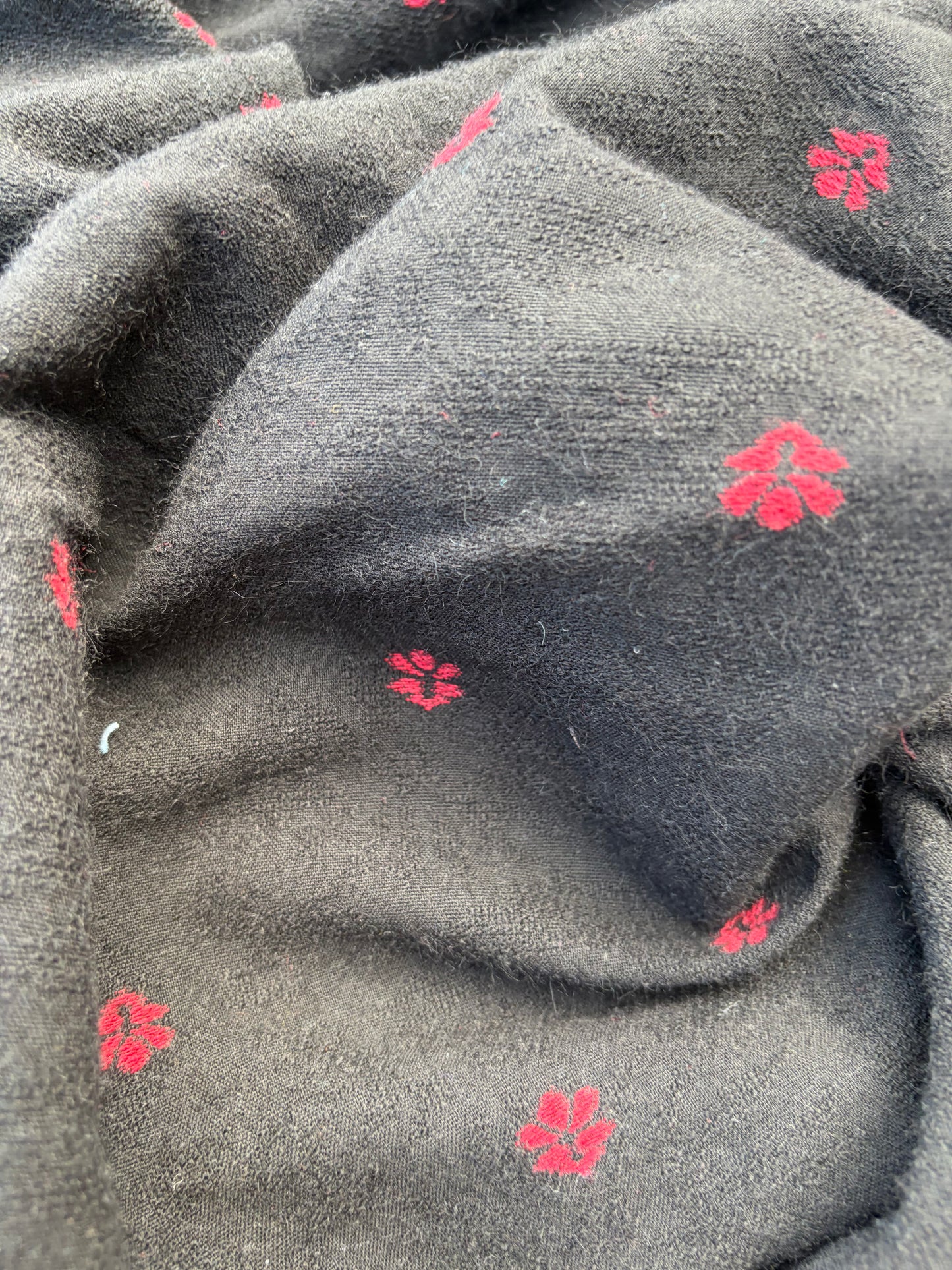 WOOL EDIT 037 black/red wool jacquard