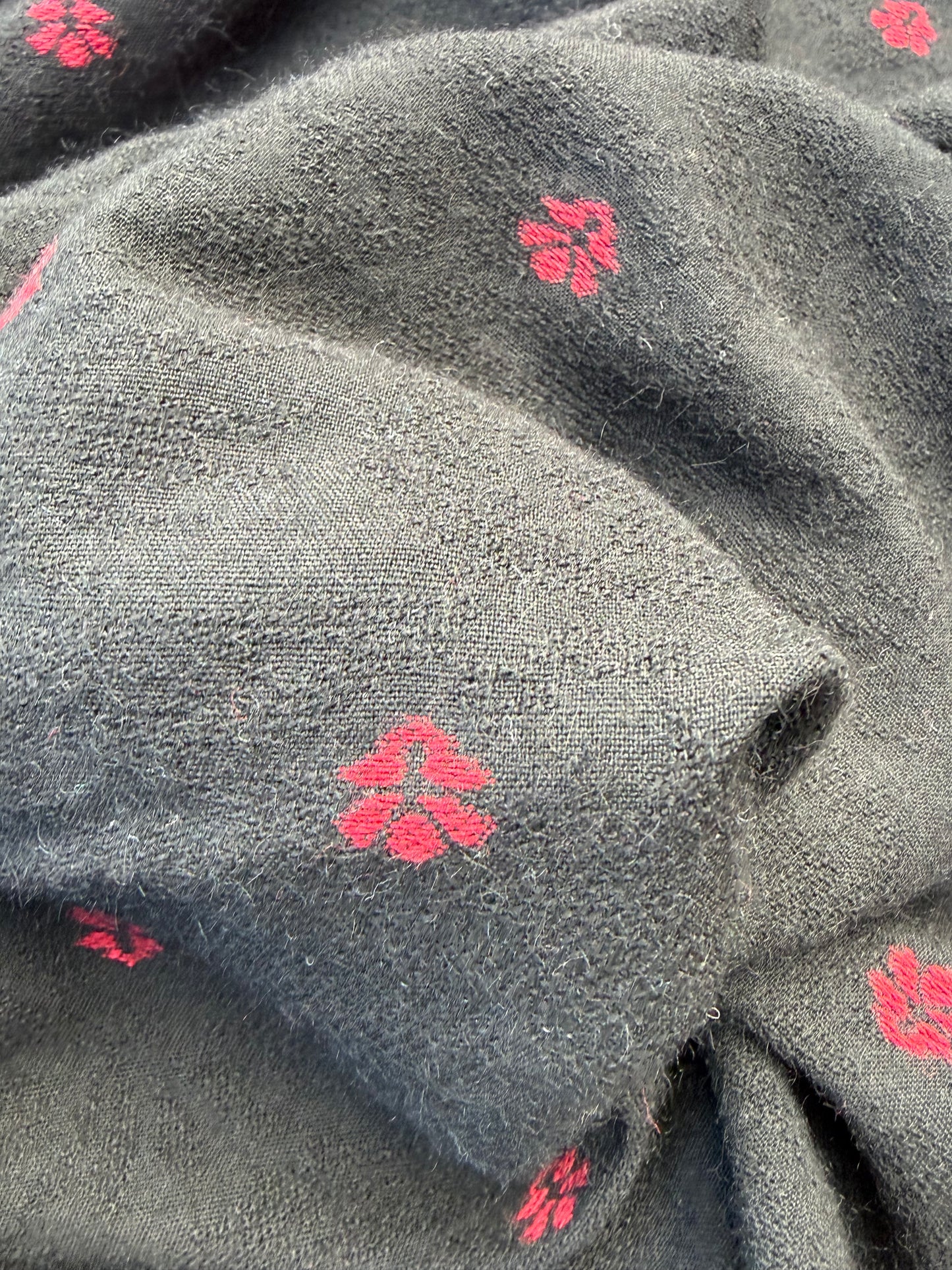 WOOL EDIT 037 black/red wool jacquard