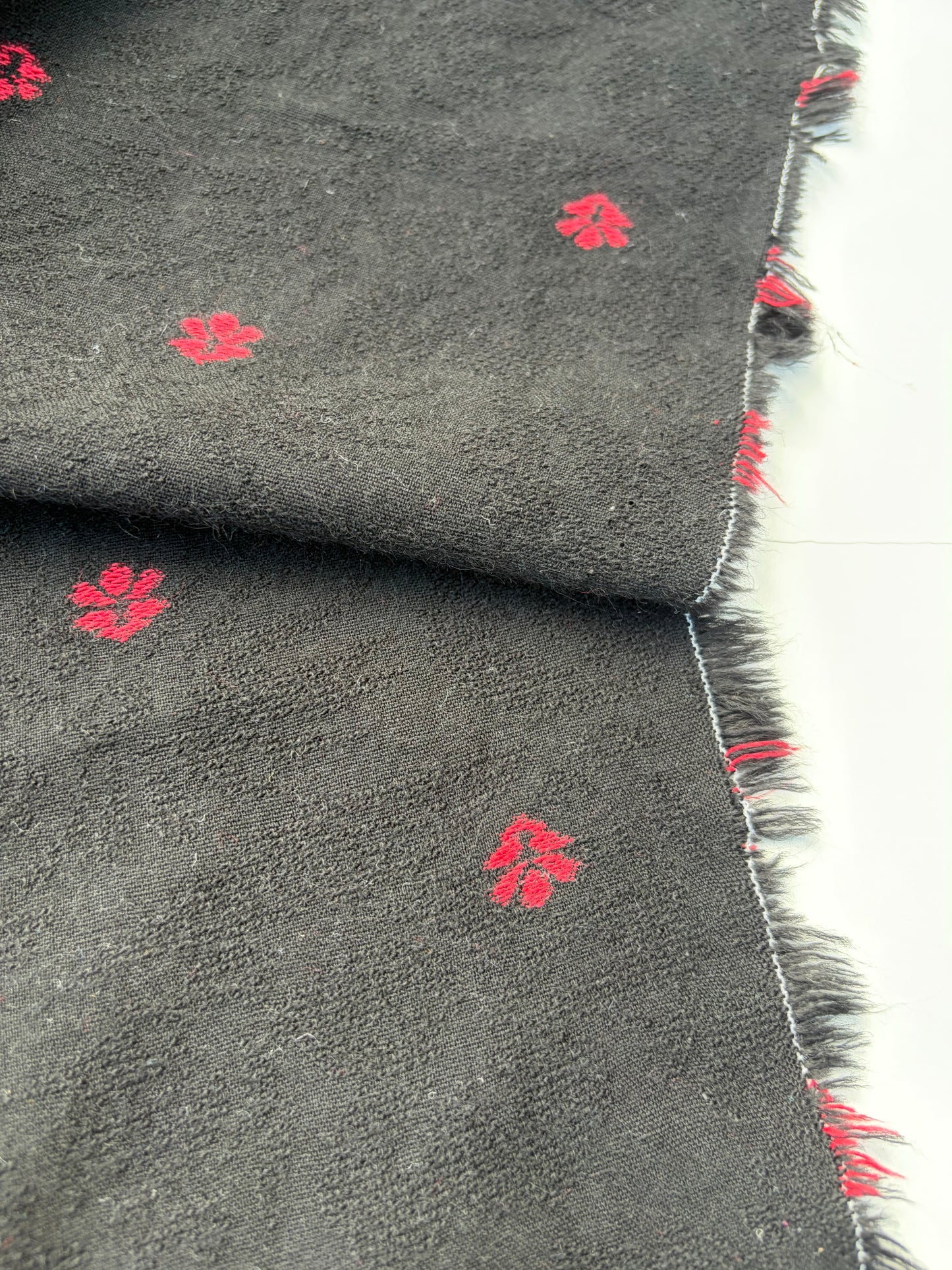 WOOL EDIT 037 black/red wool jacquard