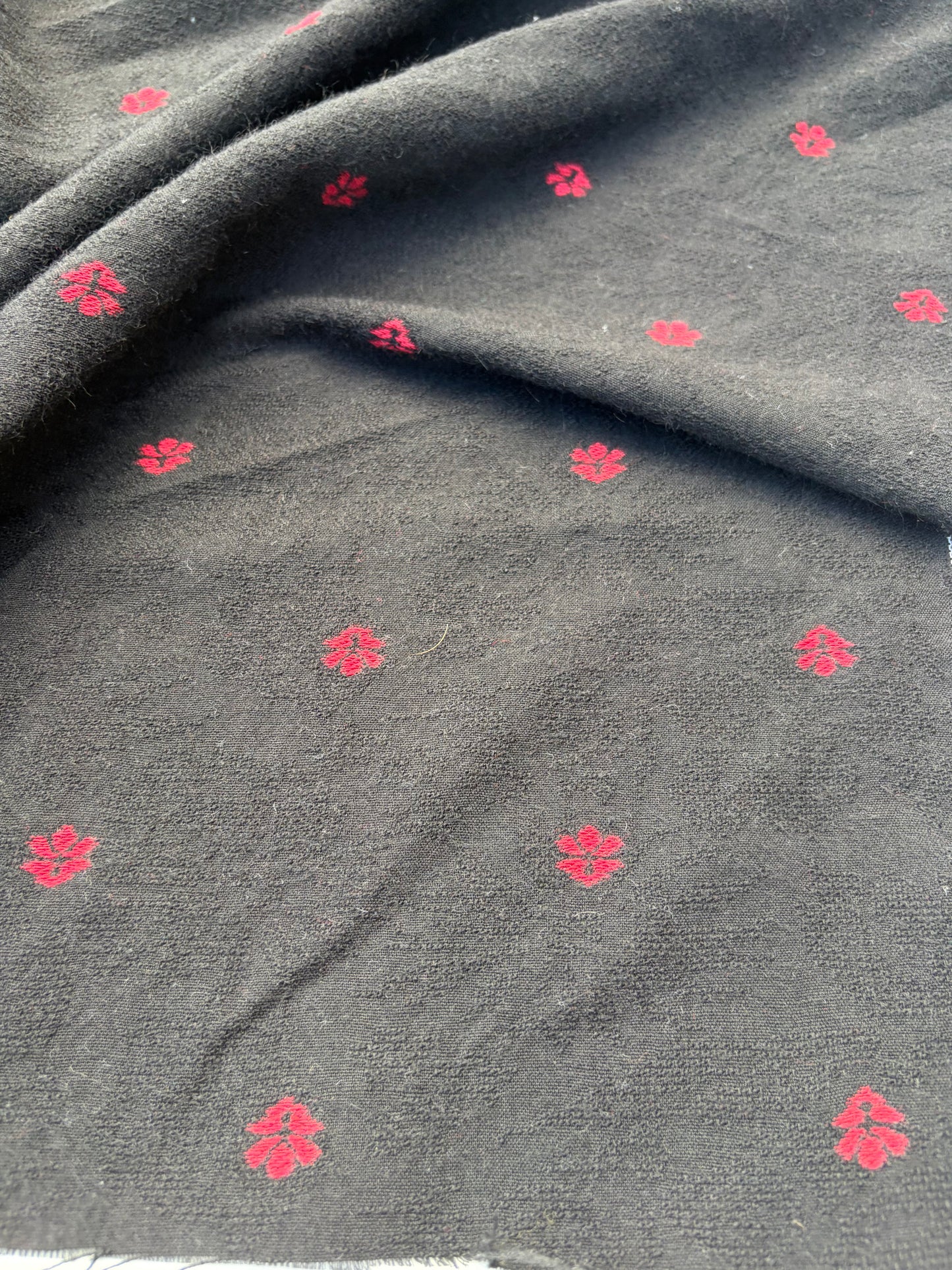 WOOL EDIT 037 black/red wool jacquard