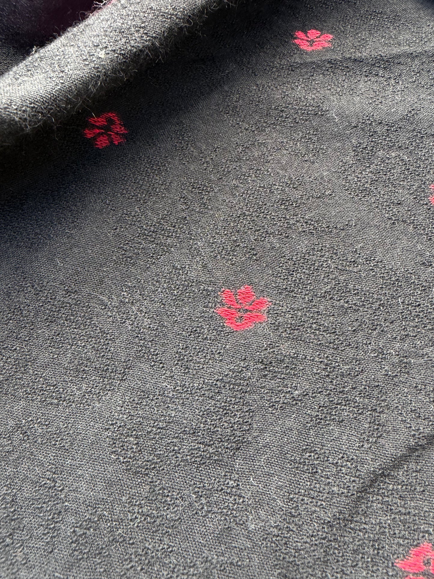 WOOL EDIT 037 black/red wool jacquard