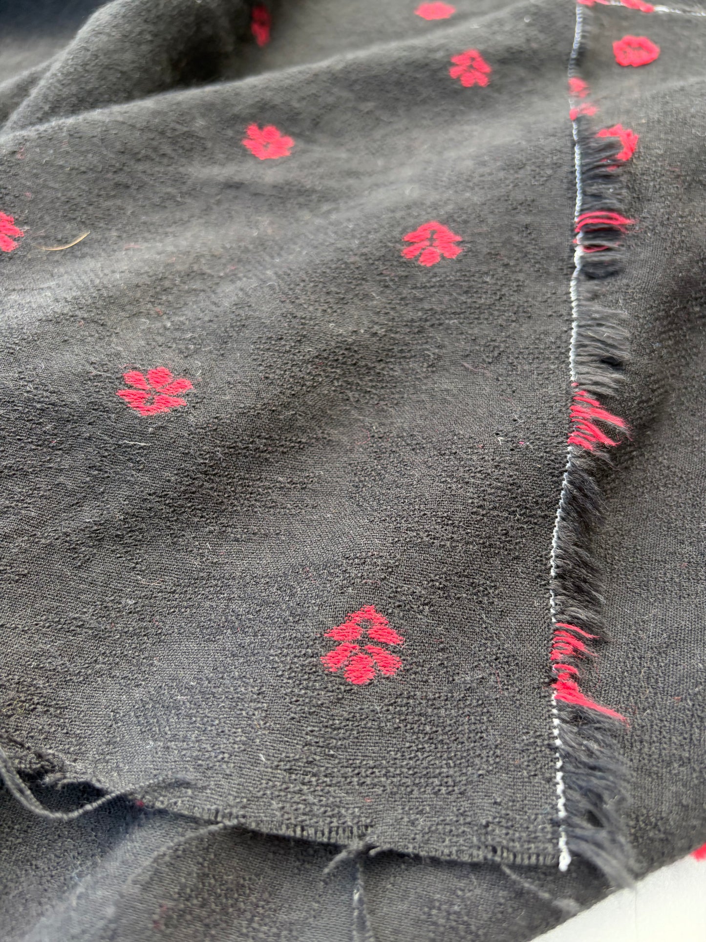 WOOL EDIT 037 black/red wool jacquard