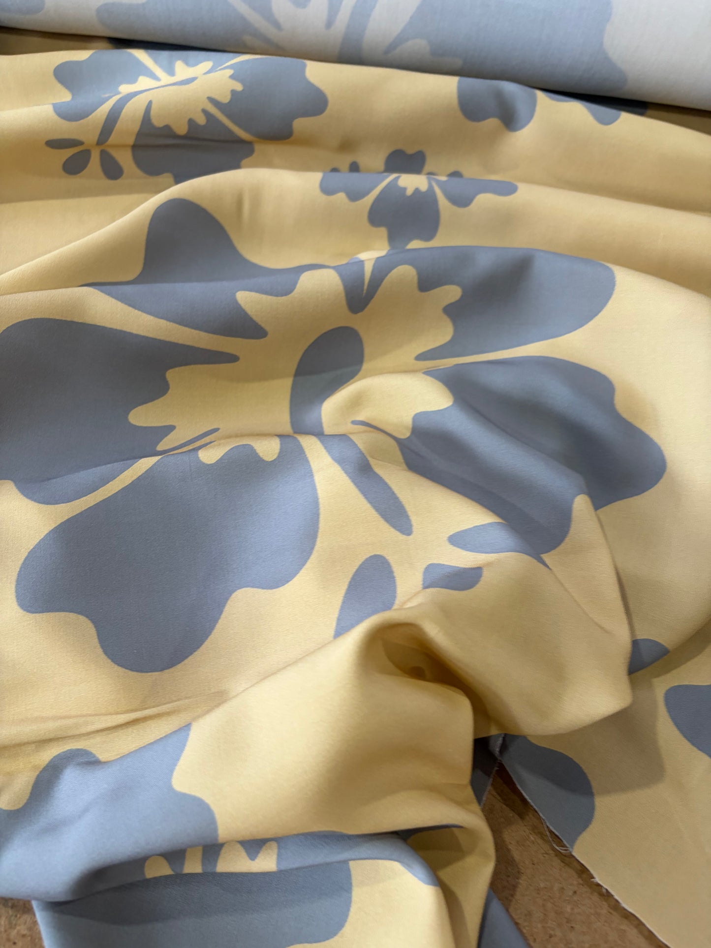 KRUSTY 028 camel/grey giant hibiscus viscose print