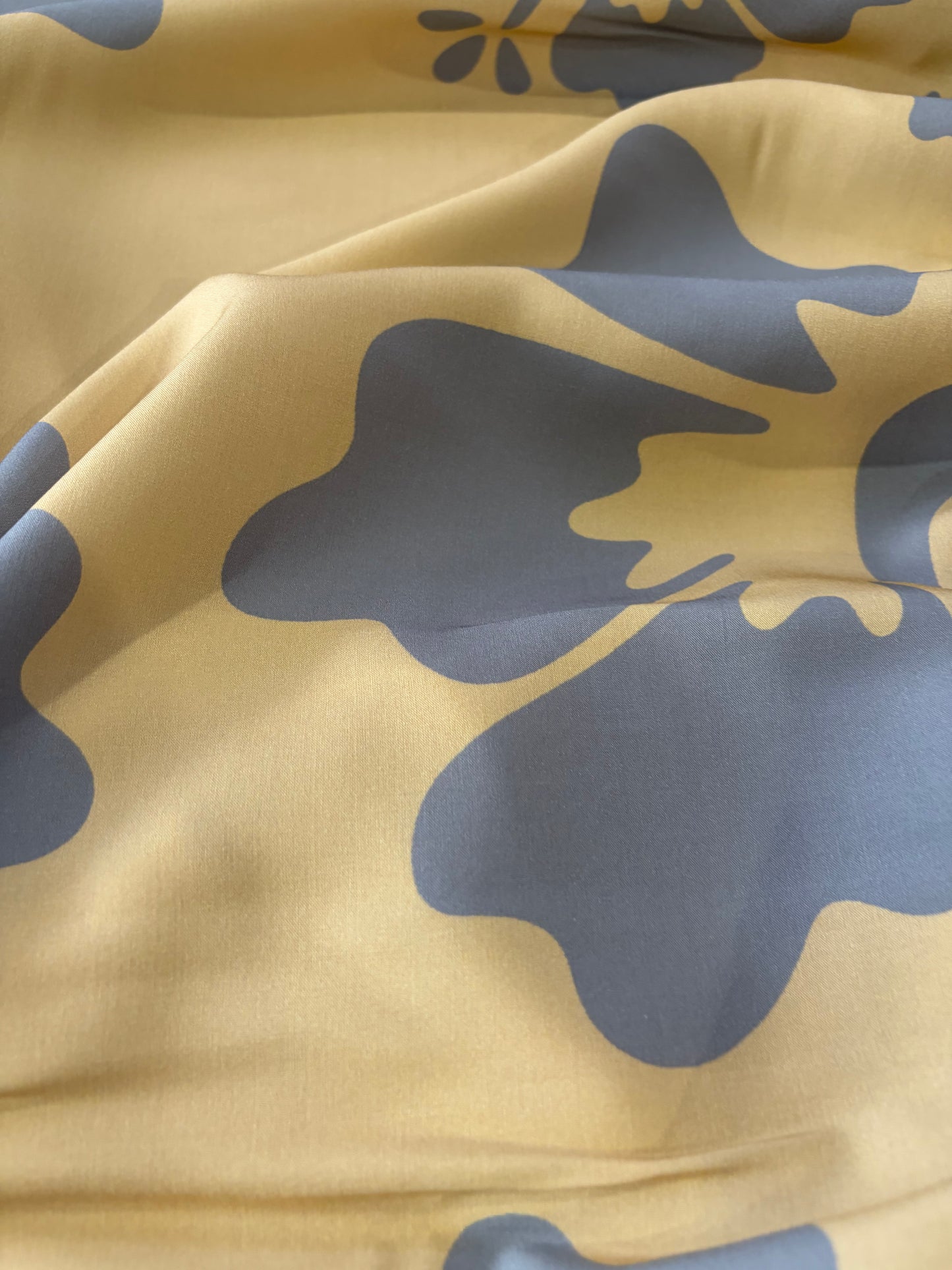 KRUSTY 028 camel/grey giant hibiscus viscose print