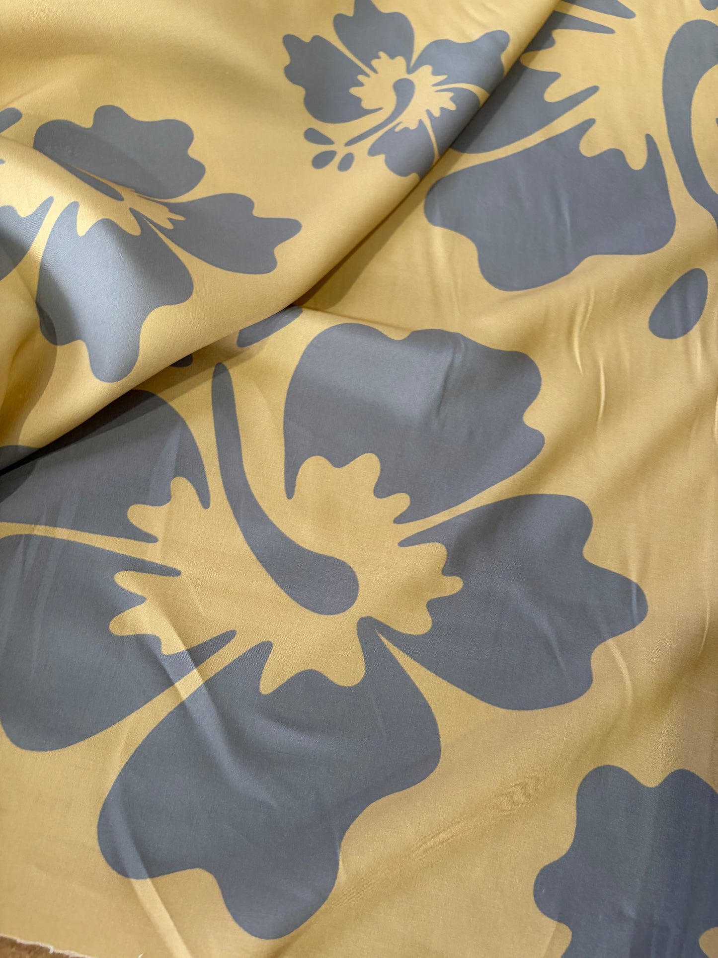KRUSTY 028 camel/grey giant hibiscus viscose print