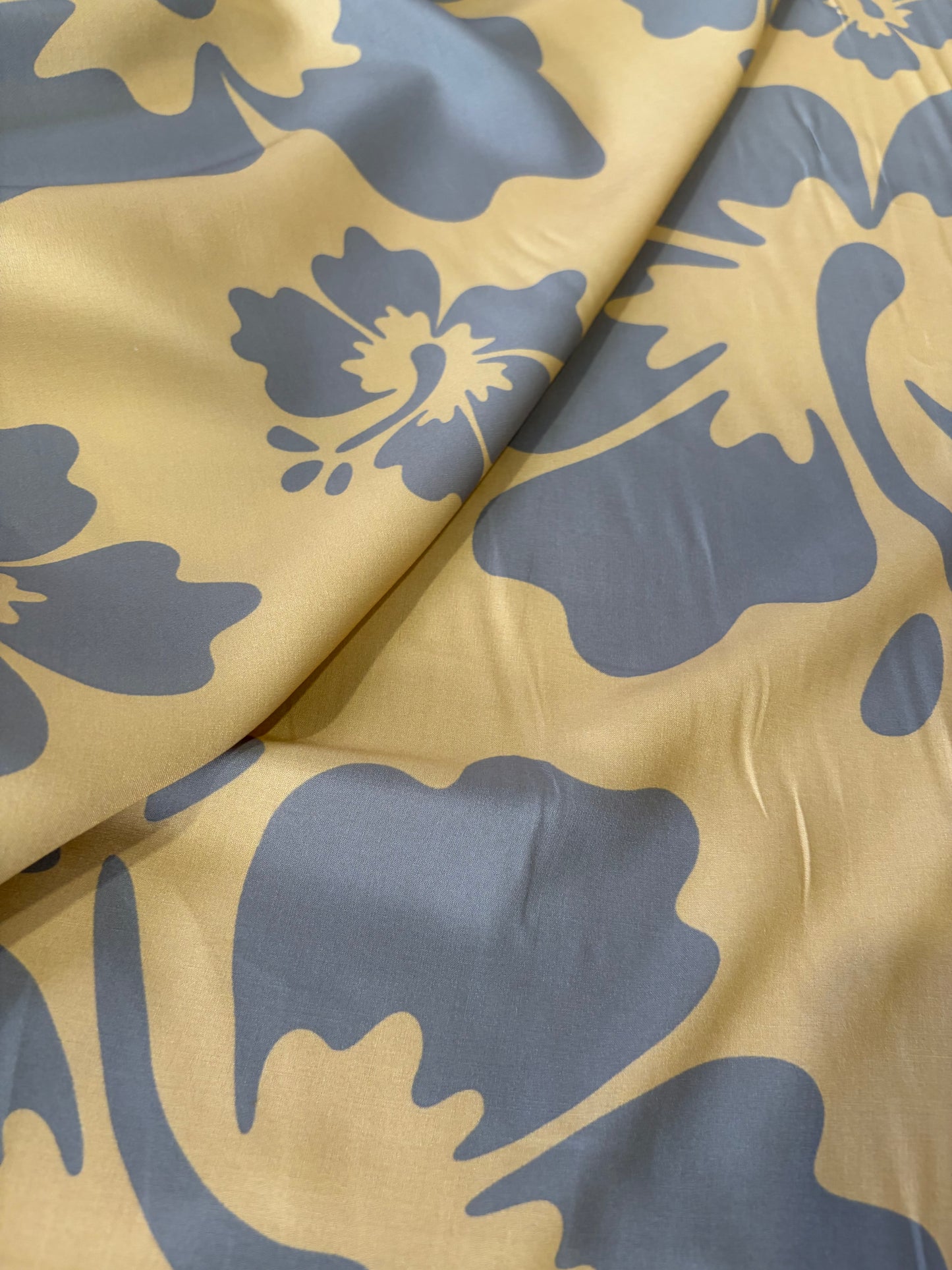 KRUSTY 028 camel/grey giant hibiscus viscose print