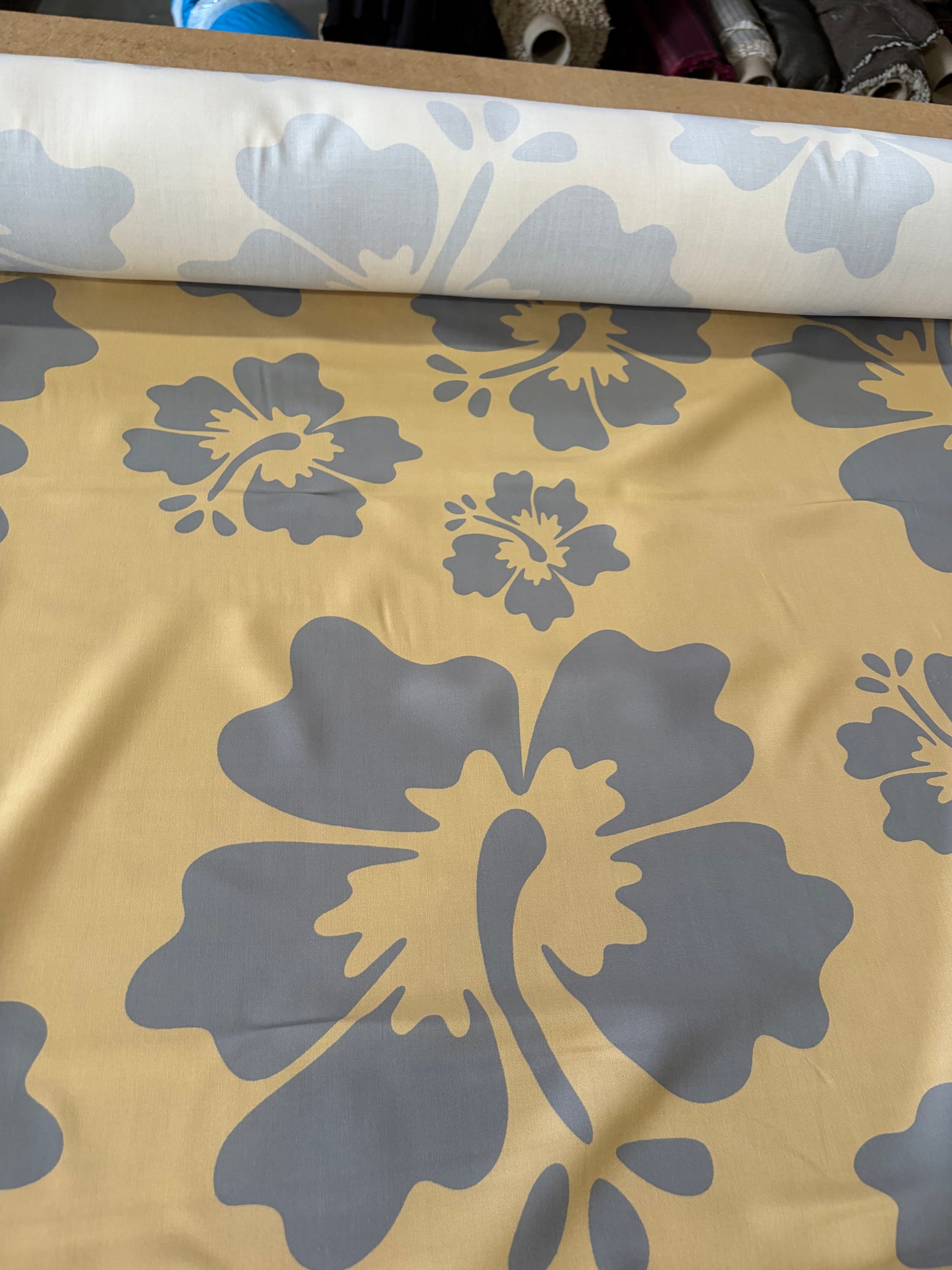 KRUSTY 028 camel/grey giant hibiscus viscose print