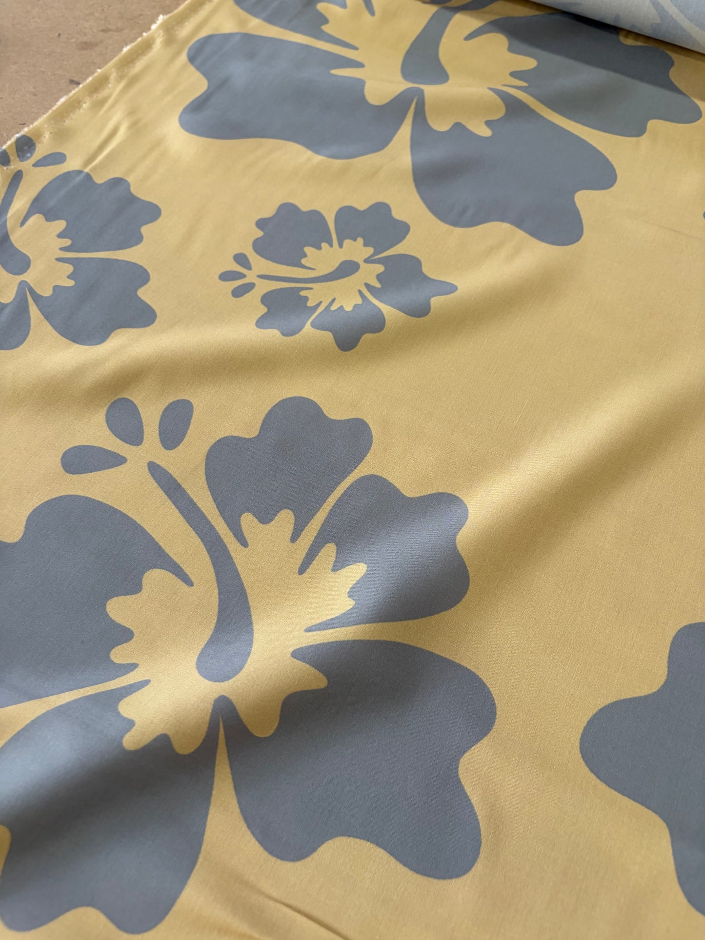 KRUSTY 028 camel/grey giant hibiscus viscose print