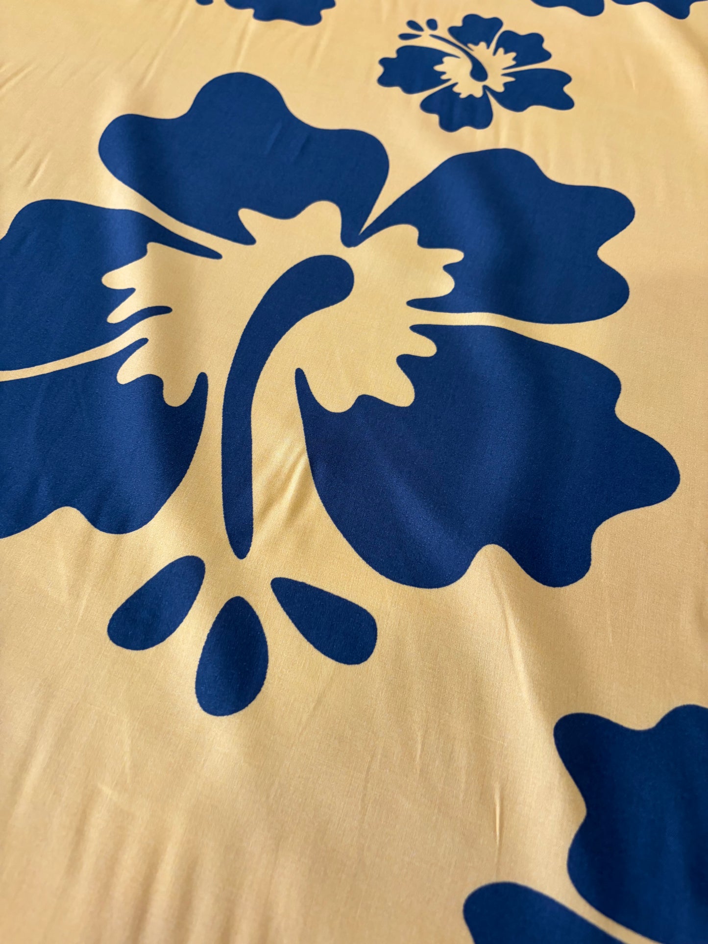 KRUSTY 029 gold/anthracite giant hibiscus viscose print