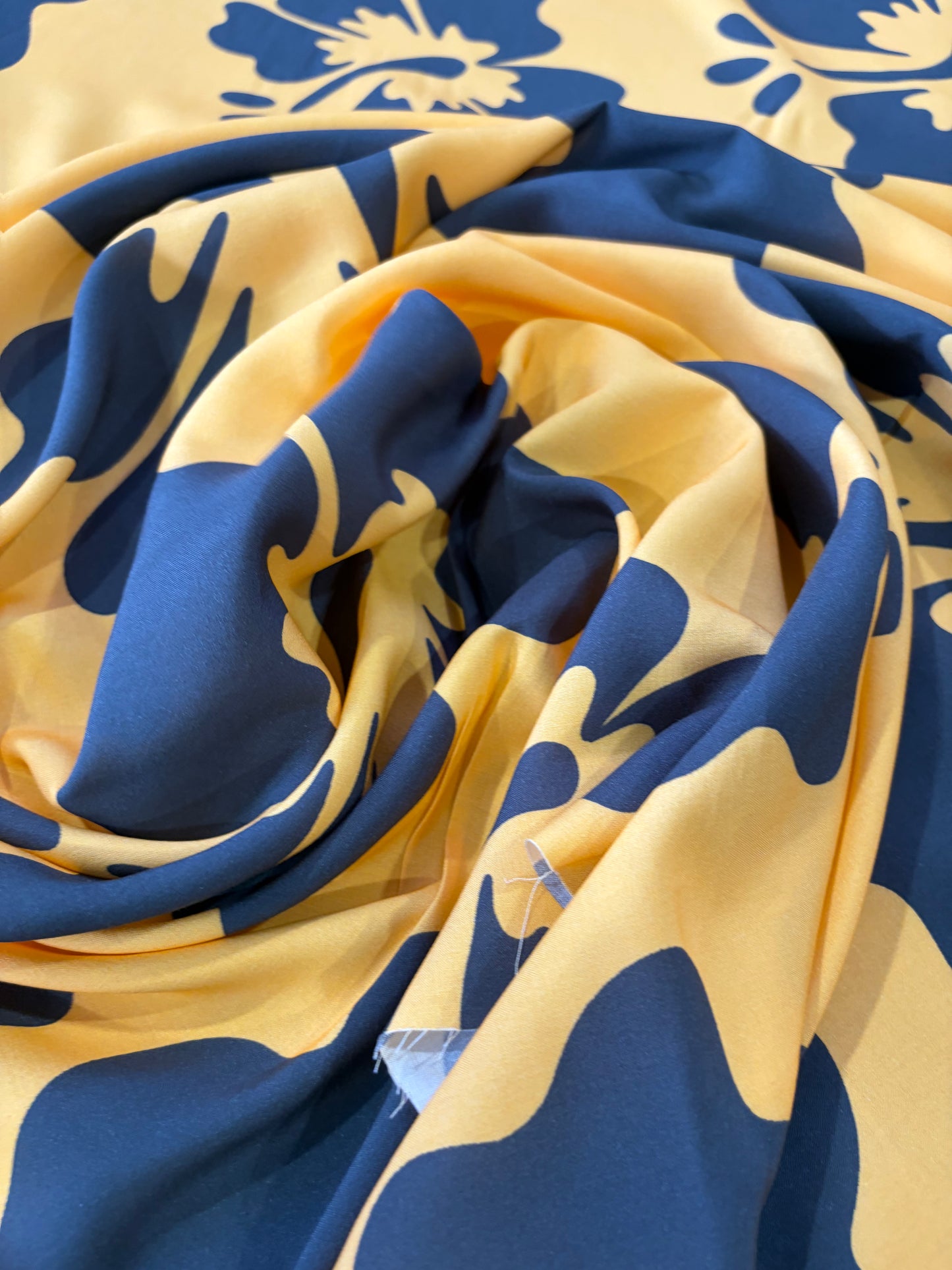 KRUSTY 029 gold/anthracite giant hibiscus viscose print