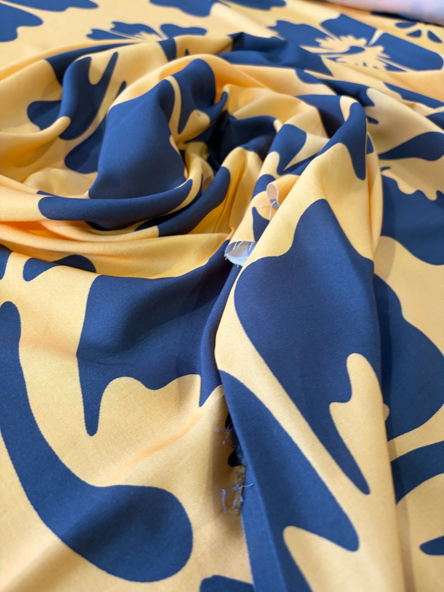 KRUSTY 029 gold/anthracite giant hibiscus viscose print