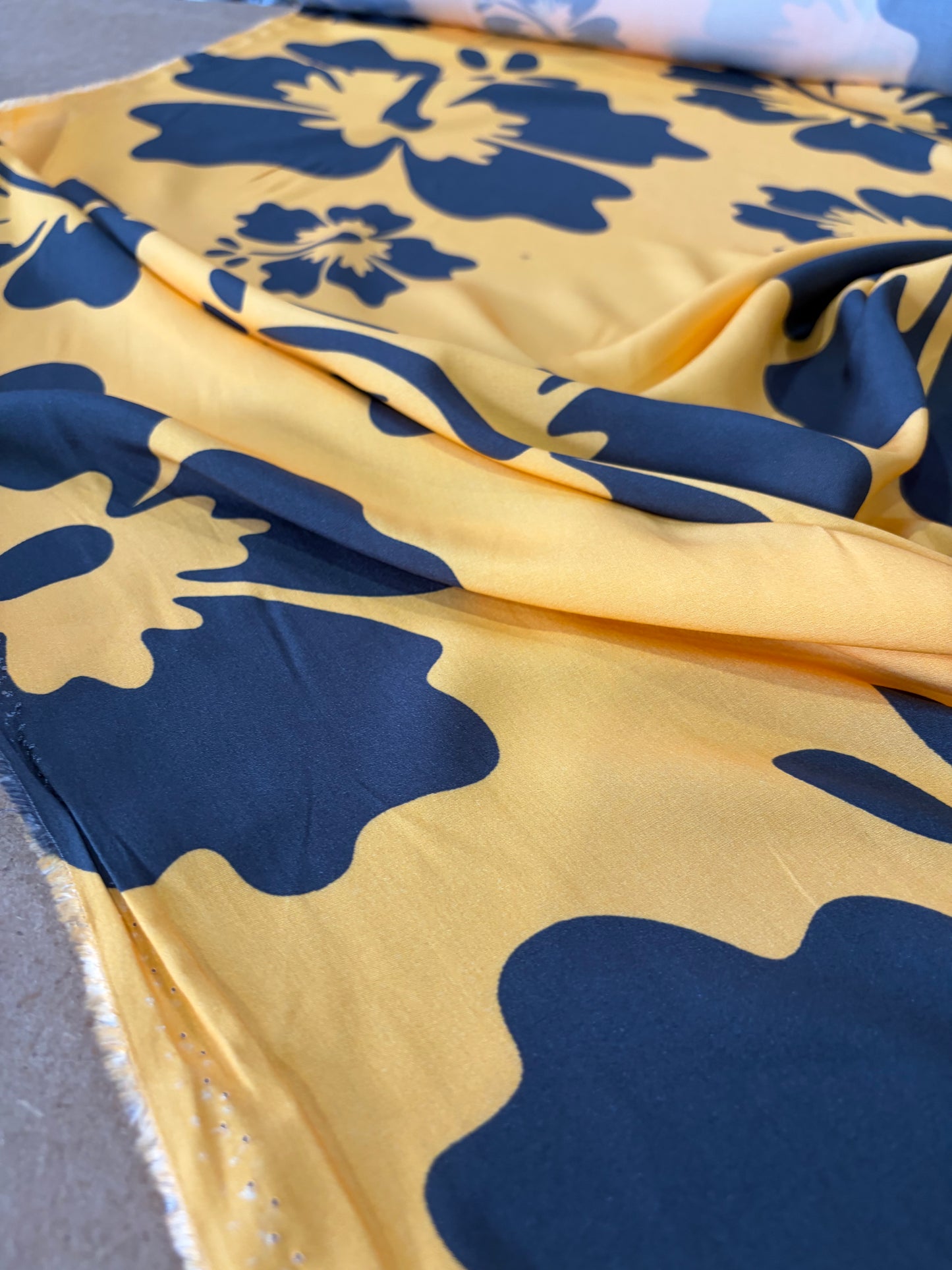 KRUSTY 029 gold/anthracite giant hibiscus viscose print