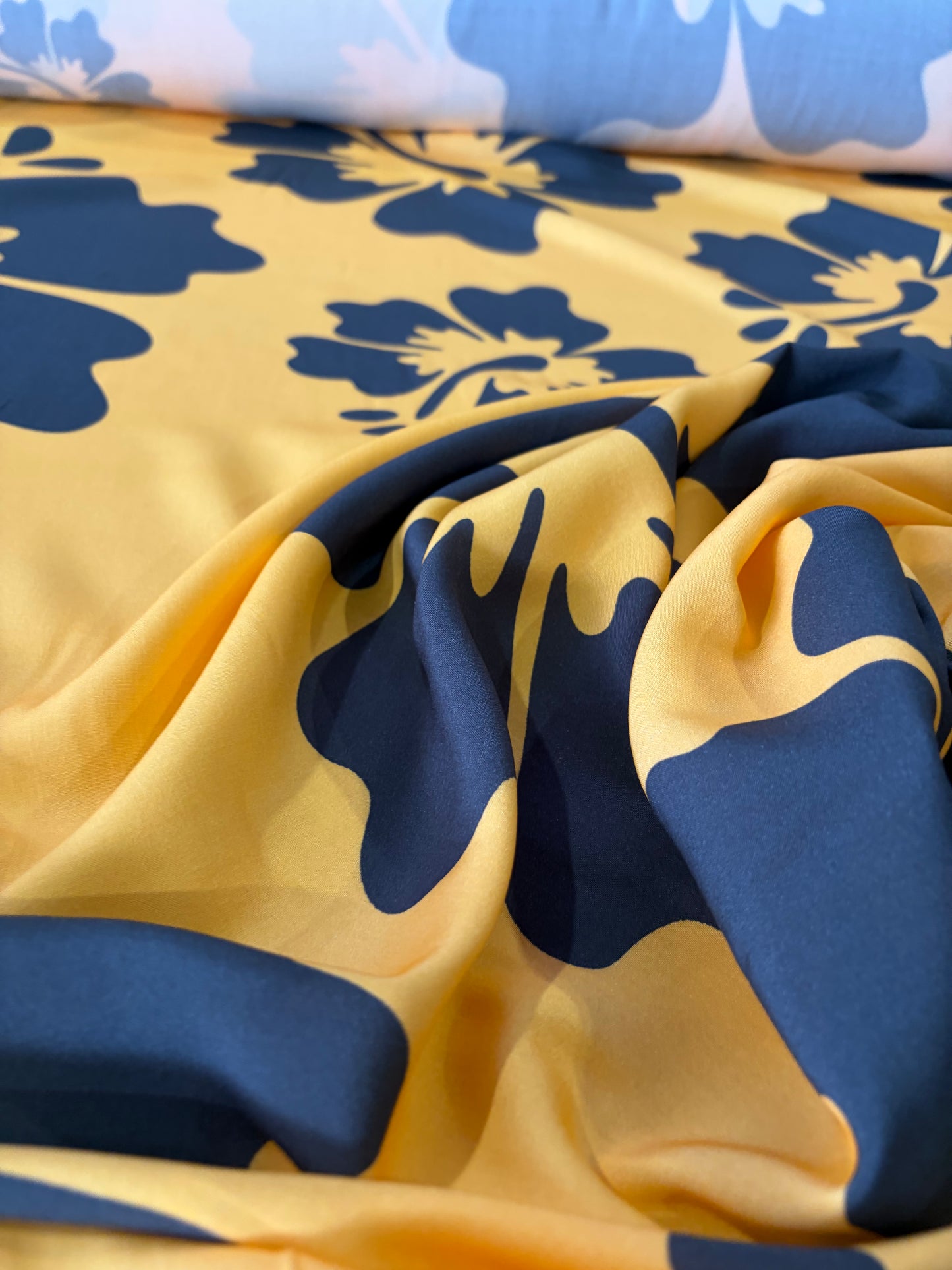 KRUSTY 029 gold/anthracite giant hibiscus viscose print