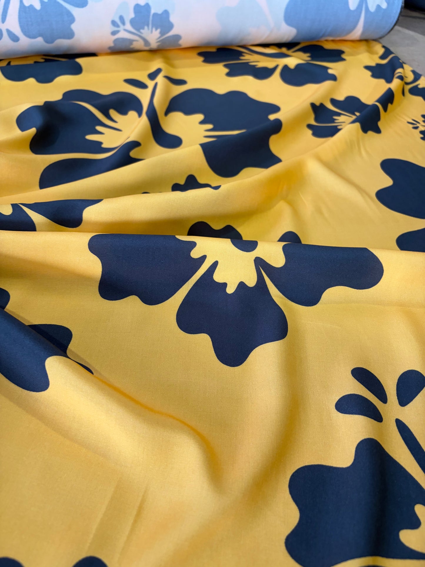 KRUSTY 029 gold/anthracite giant hibiscus viscose print