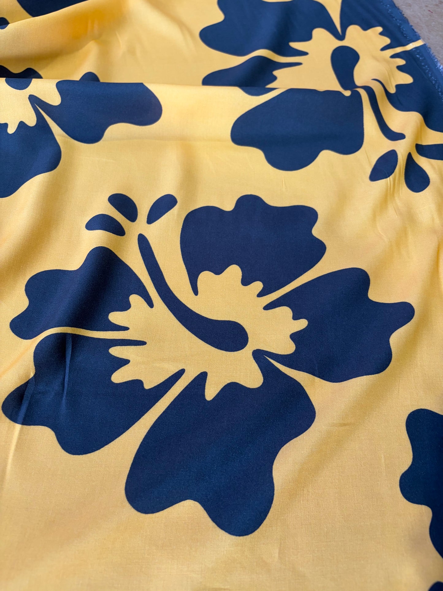 KRUSTY 029 gold/anthracite giant hibiscus viscose print
