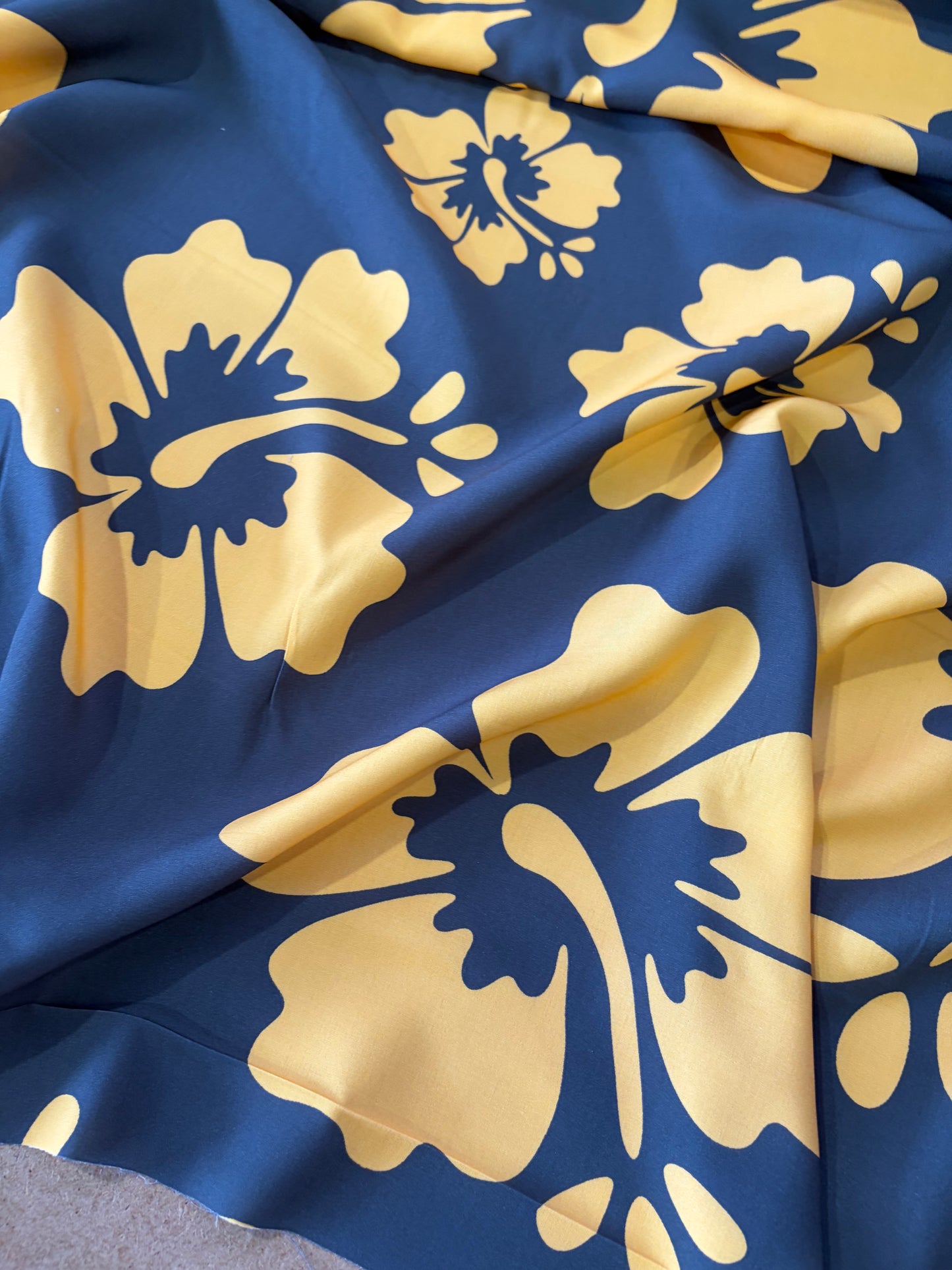 KRUSTY 030 anthracite/gold giant hibiscus viscose print
