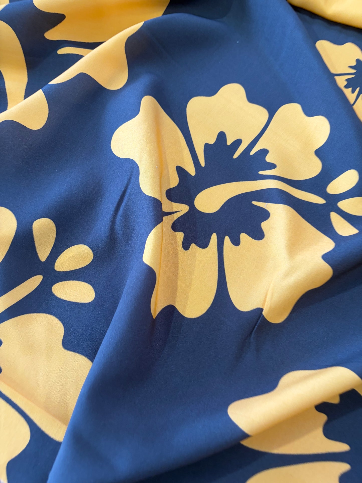 KRUSTY 030 anthracite/gold giant hibiscus viscose print