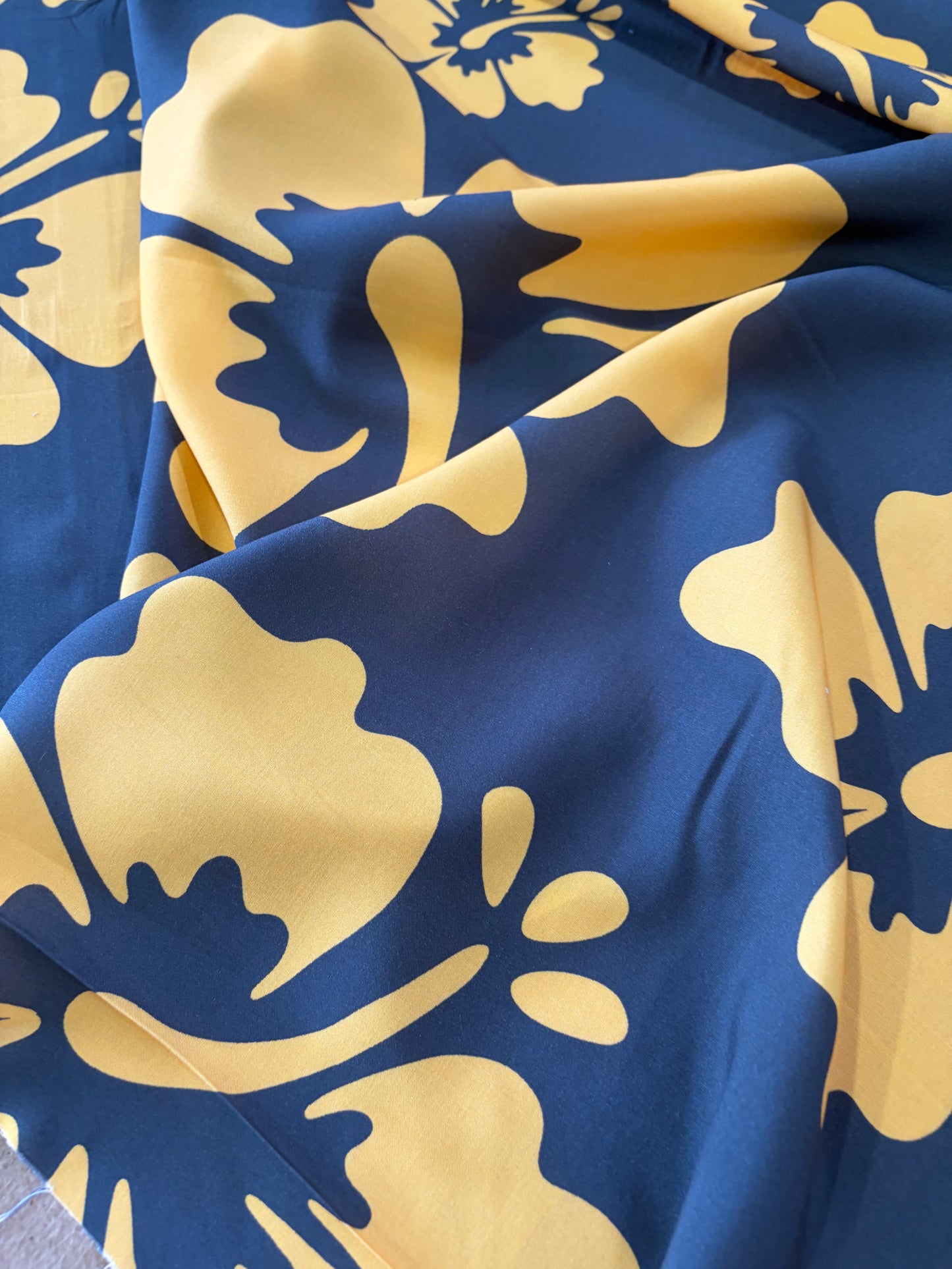 KRUSTY 030 anthracite/gold giant hibiscus viscose print