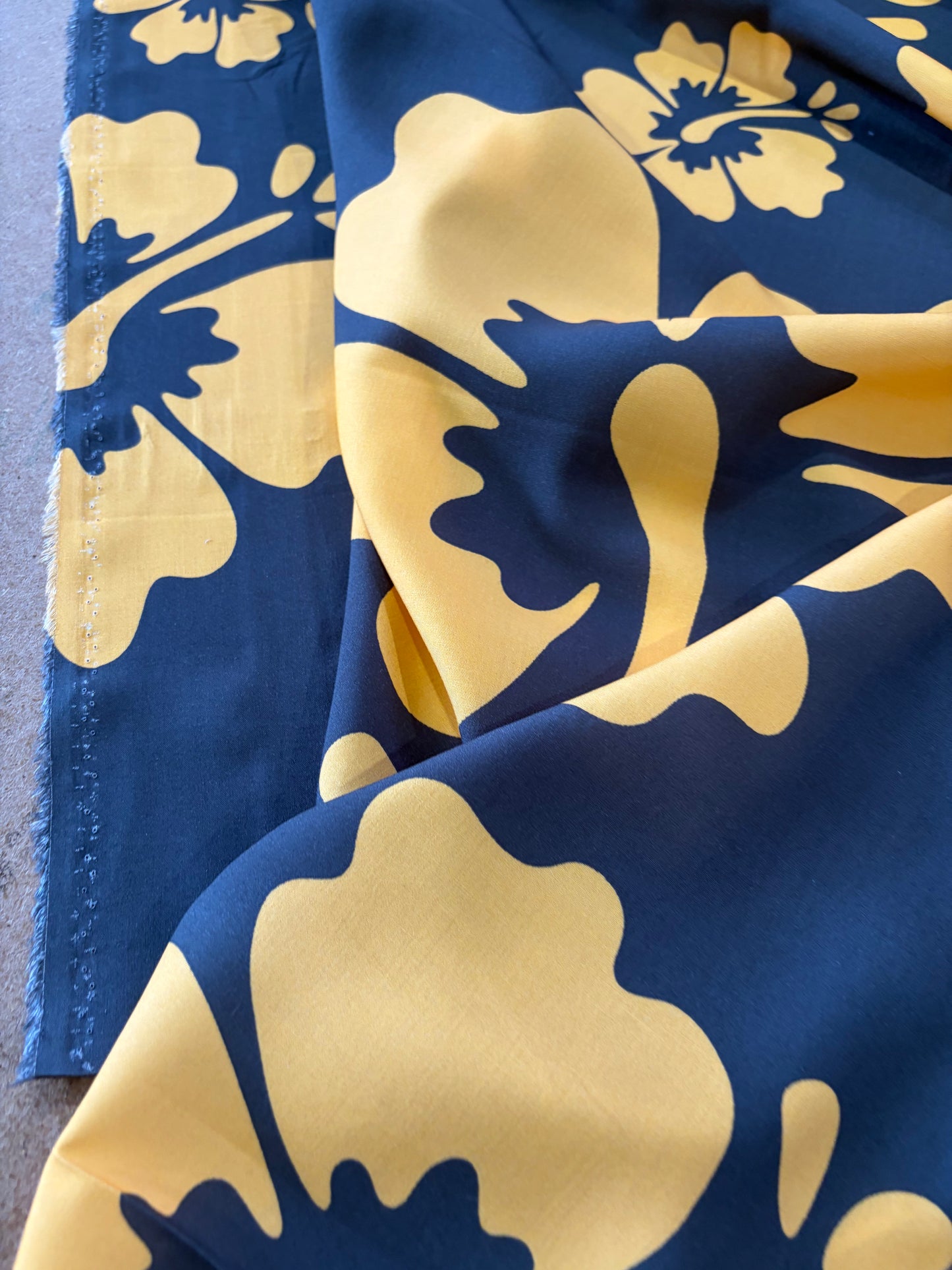 KRUSTY 030 anthracite/gold giant hibiscus viscose print