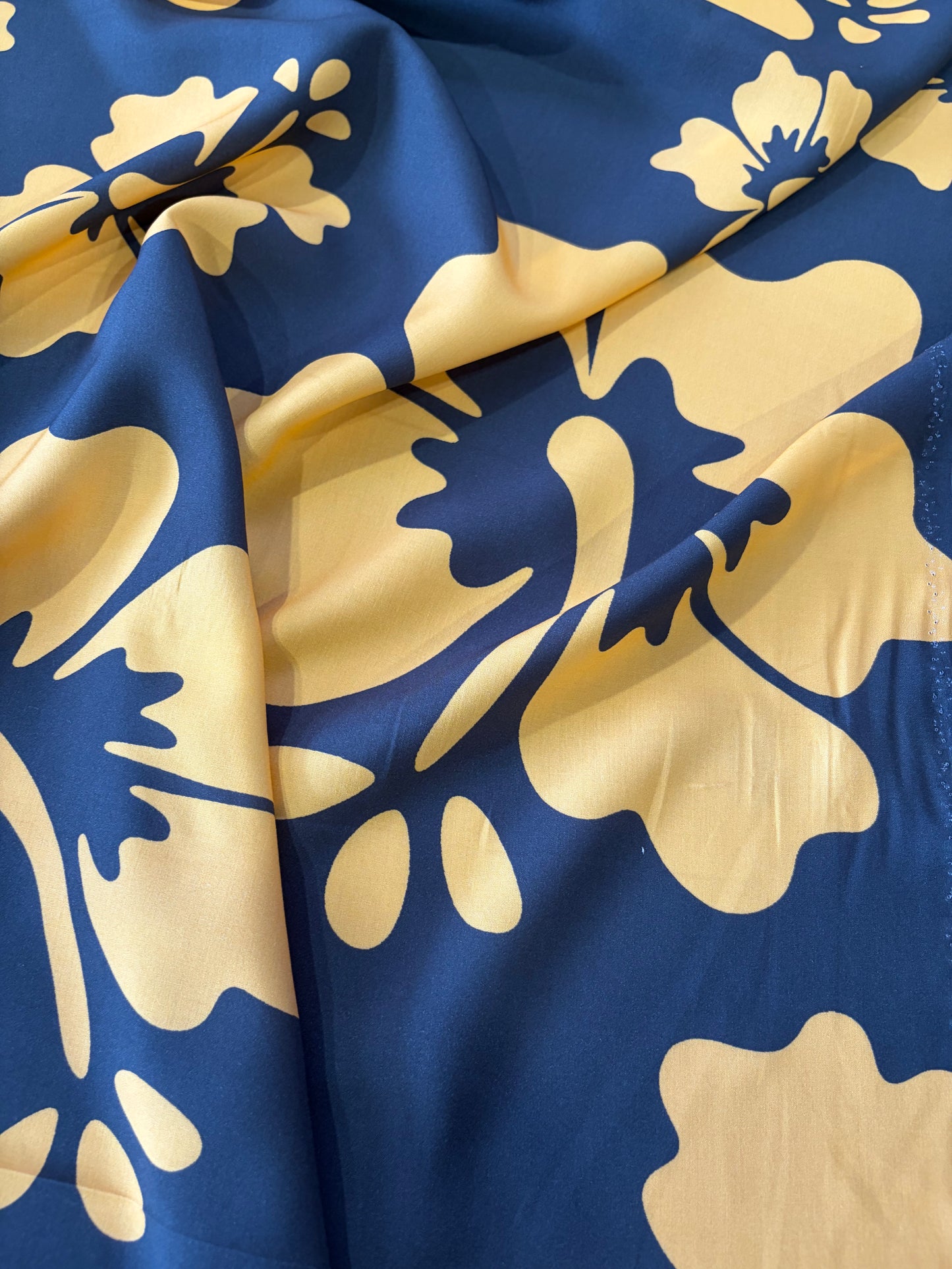 KRUSTY 030 anthracite/gold giant hibiscus viscose print