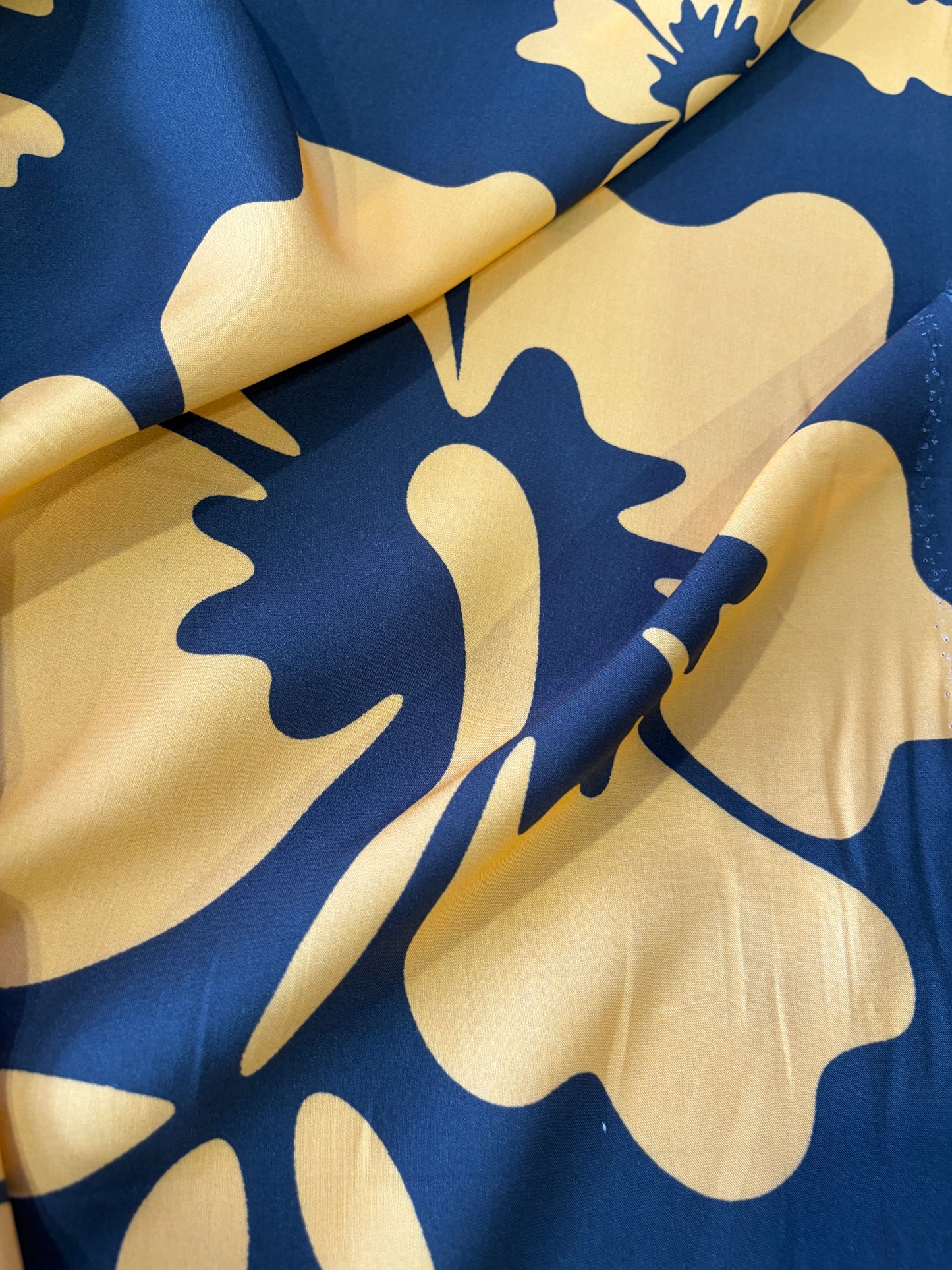 KRUSTY 030 anthracite/gold giant hibiscus viscose print
