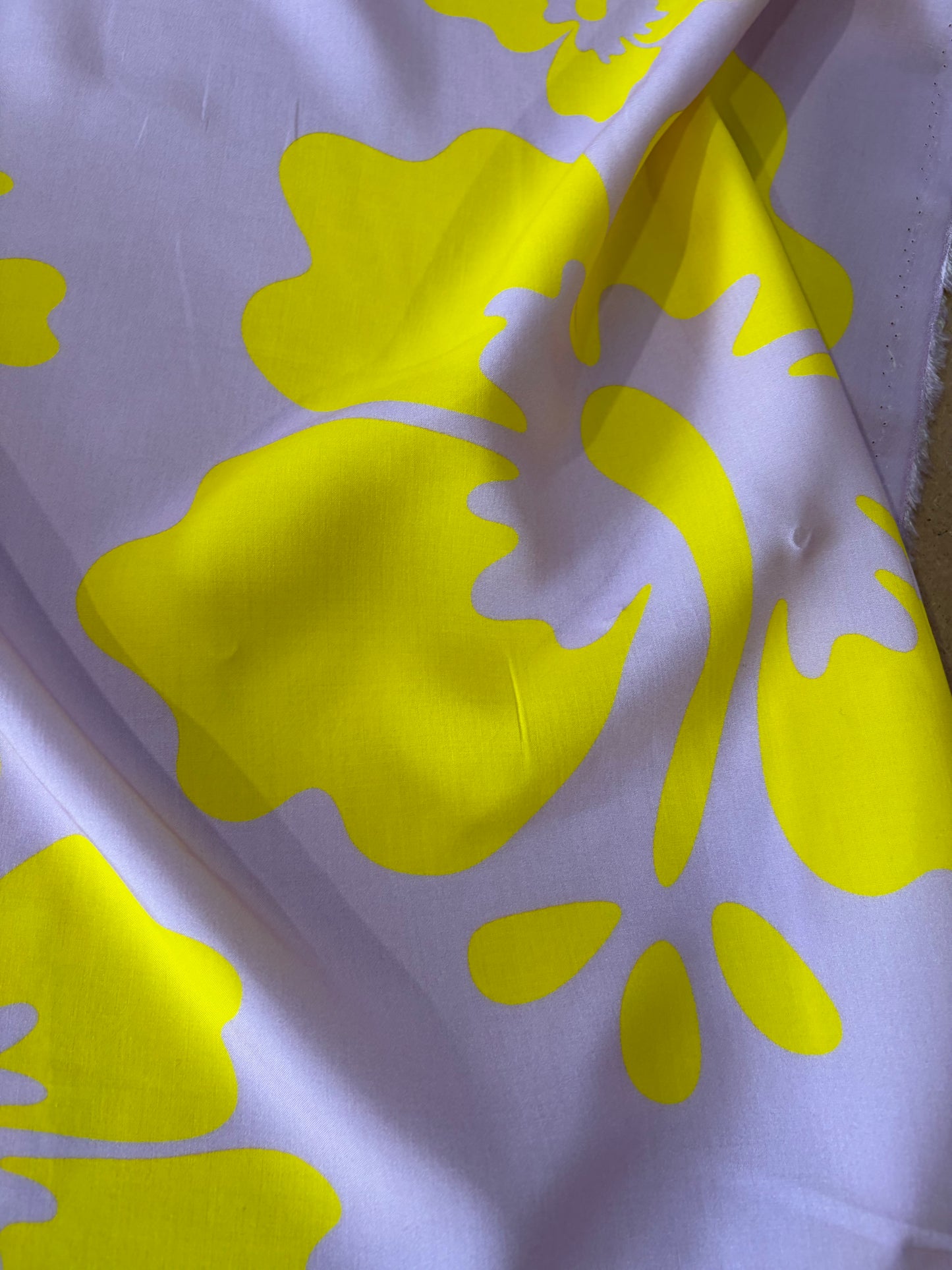 KRUSTY 031 pink/yellow giant hibiscus viscose print