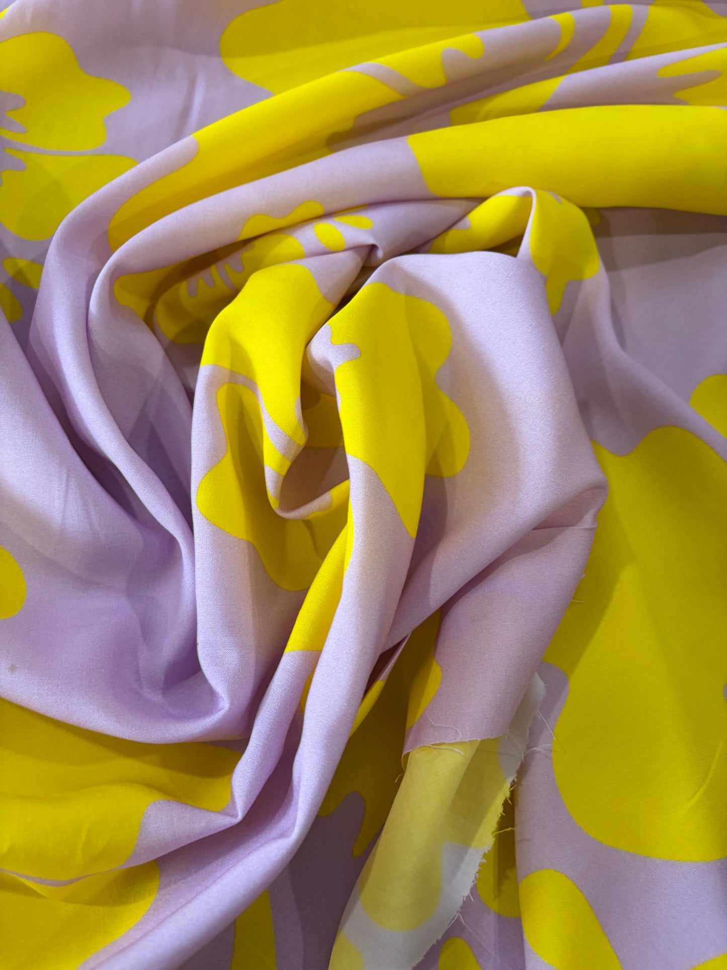 KRUSTY 031 pink/yellow giant hibiscus viscose print
