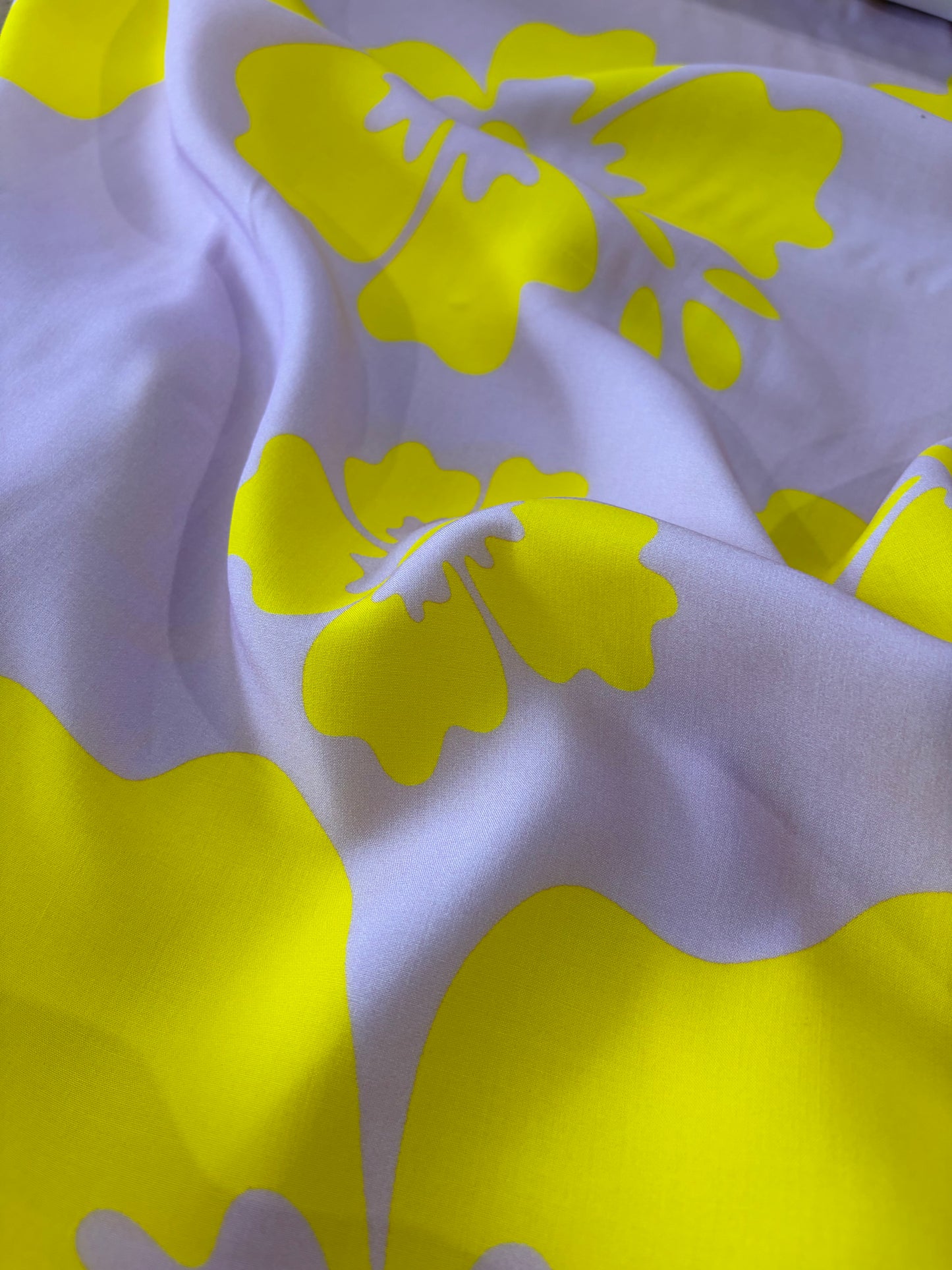 KRUSTY 031 pink/yellow giant hibiscus viscose print