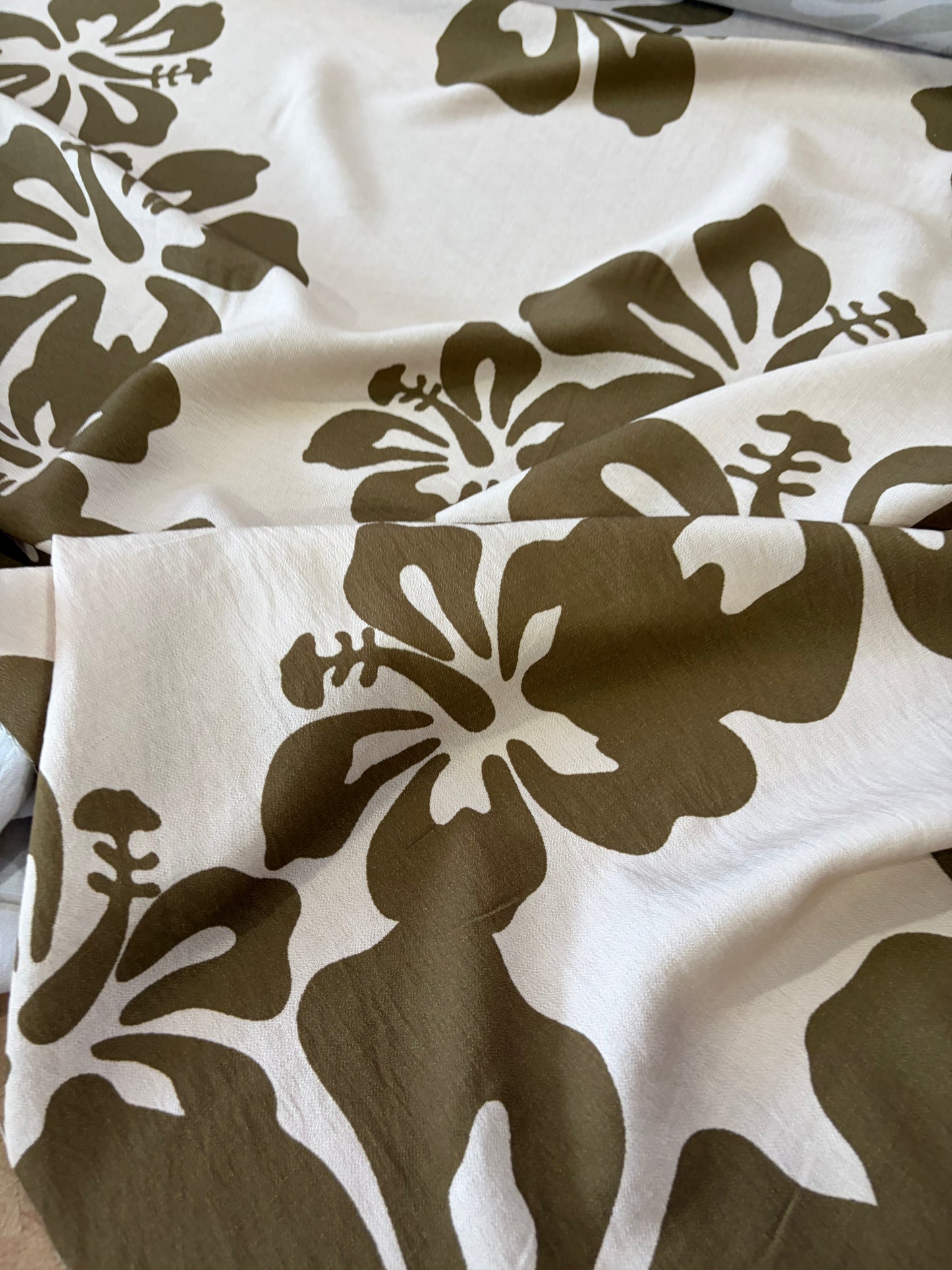 KRUSTY 032 khaky/ecru giant hibiscus viscose print